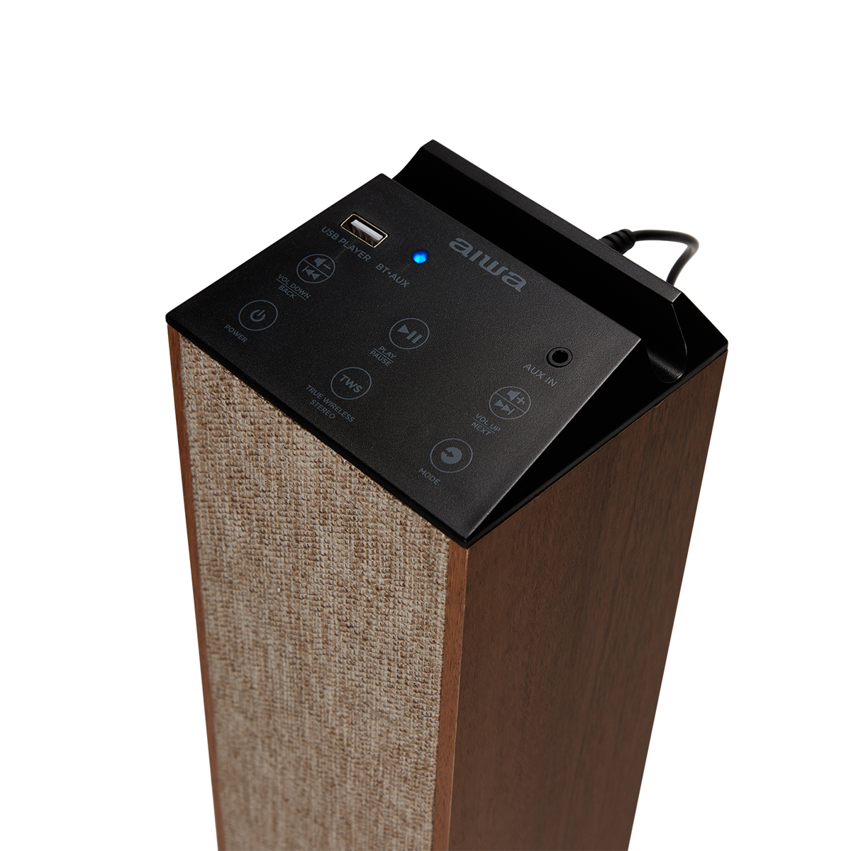 Ein Lautsprecher mit braunem Holzfinish. Die Bedienelemente sind schwarz, mit aktivem blauem Licht.