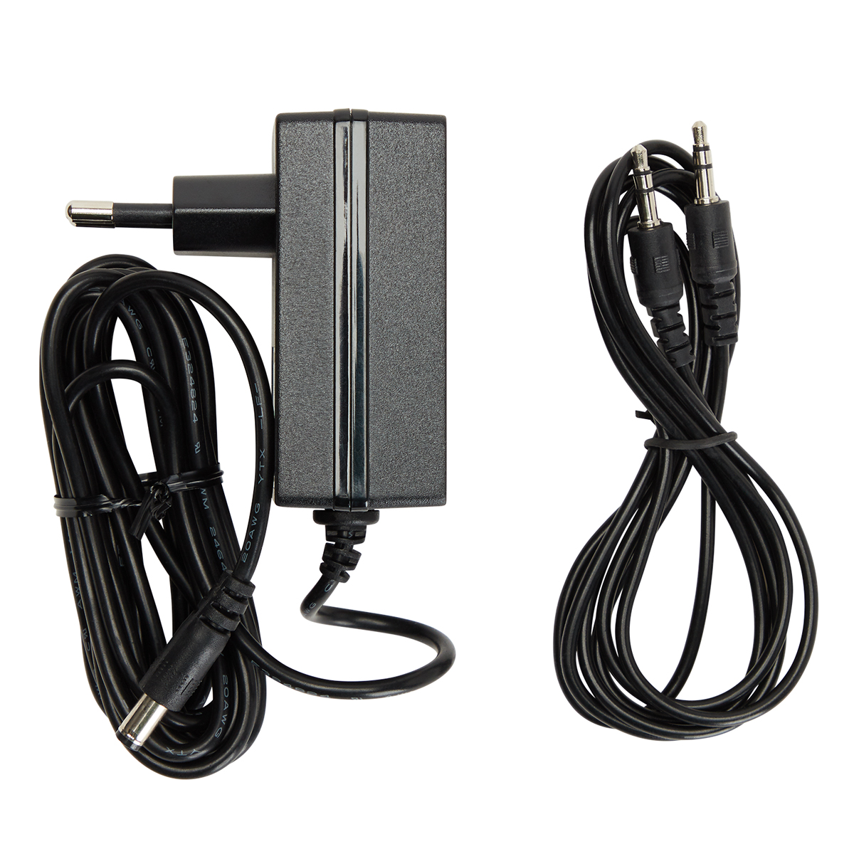 Schwarzes Netzteil und zwei schwarze Audiokabel auf weißem Hintergrund.