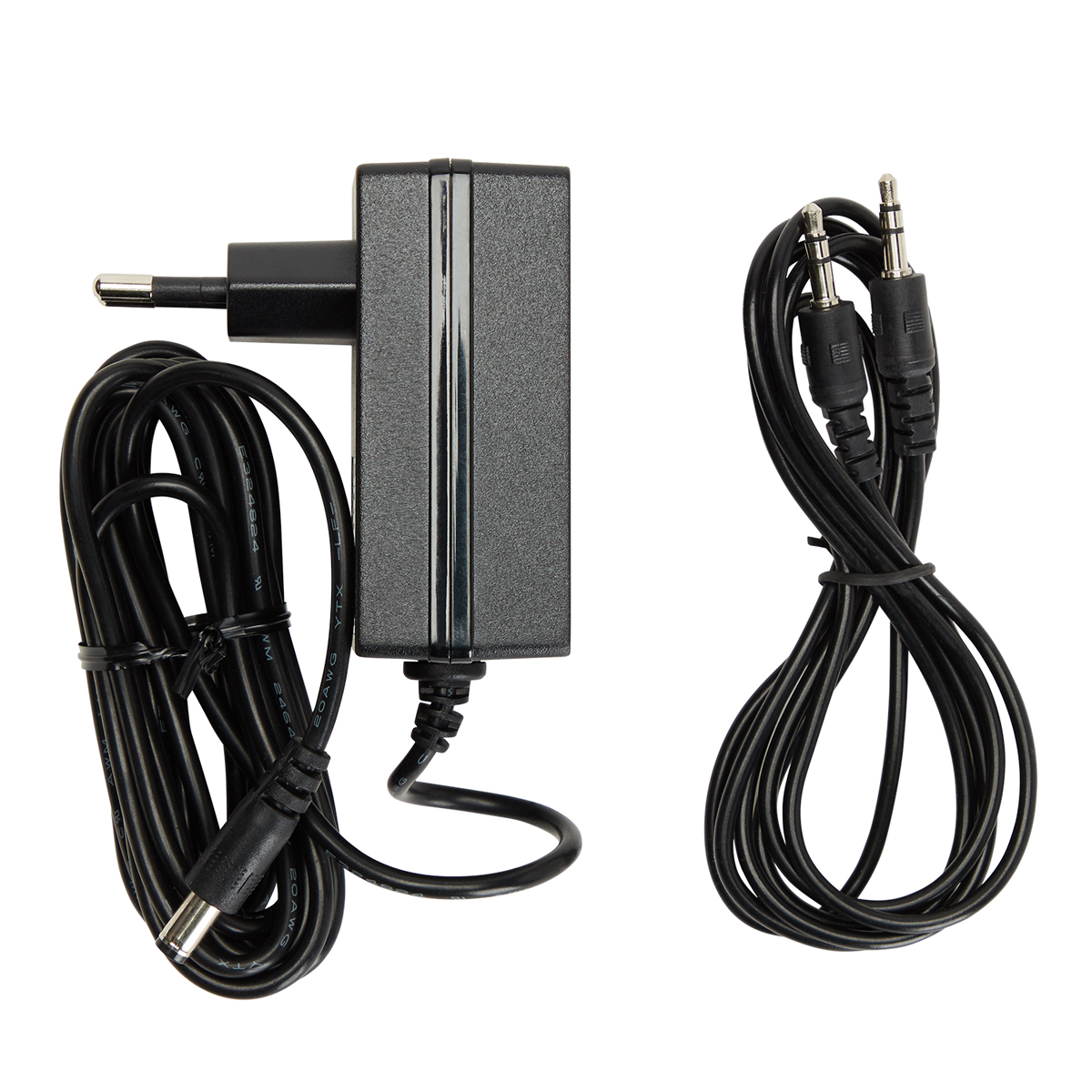 Schwarzes Netzteil und zwei Audiokabel. Weißer Hintergrund.