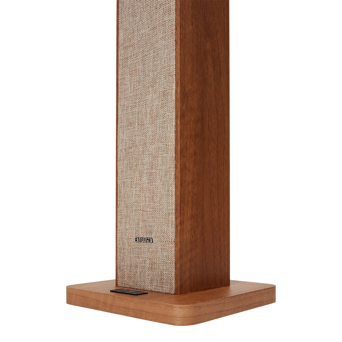 Holzlautsprecher mit beigefarbener Stofffront. Es hat das 'aiwa'-Logo und steht auf einem Holzsockel.