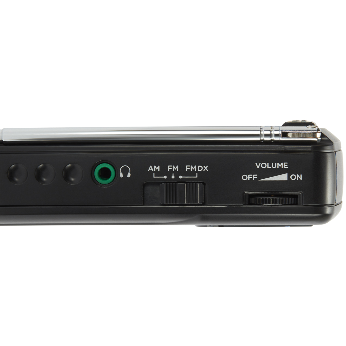 Czarny przenośny radioodbiornik, widok z boku, z regulacją głośności, AM/FM i gniazdem słuchawkowym.