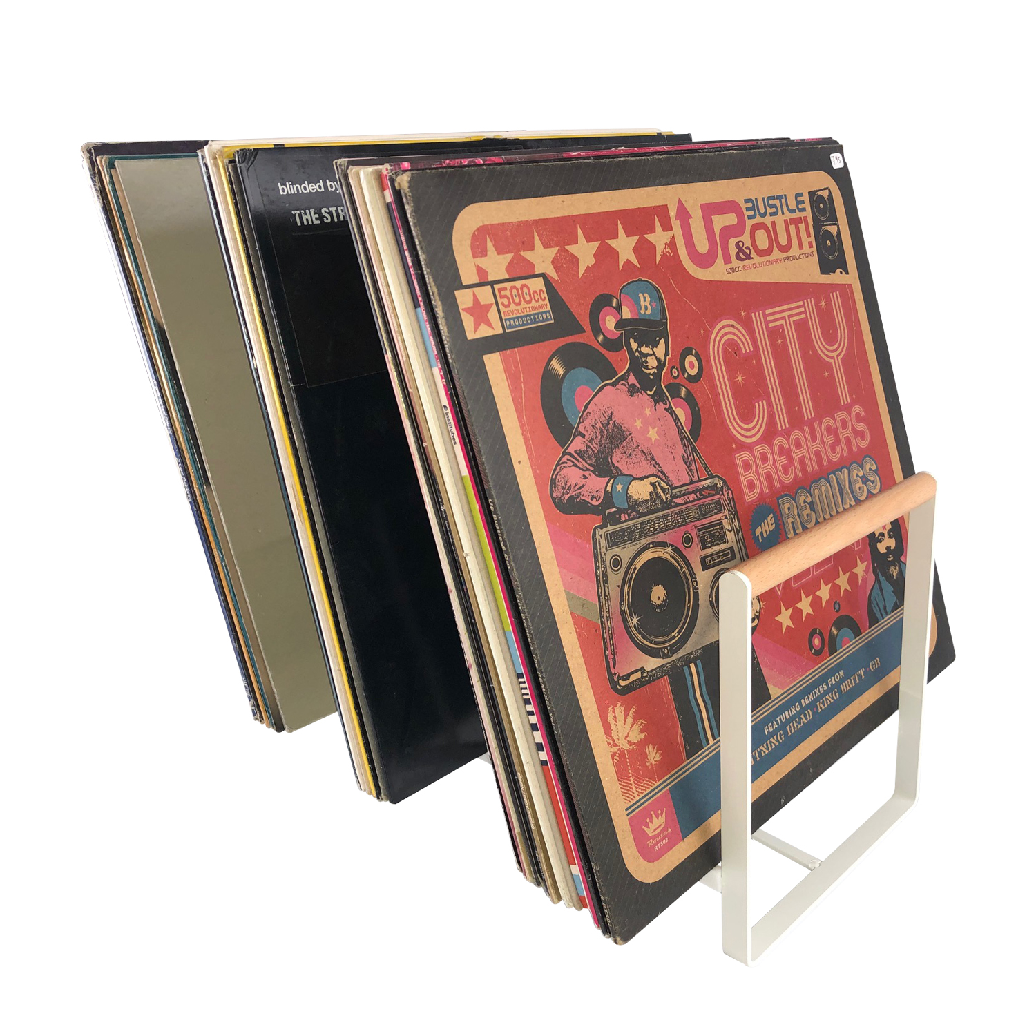 Schallplatten in weißem Ständer mit Albumcover. Weißer Hintergrund.