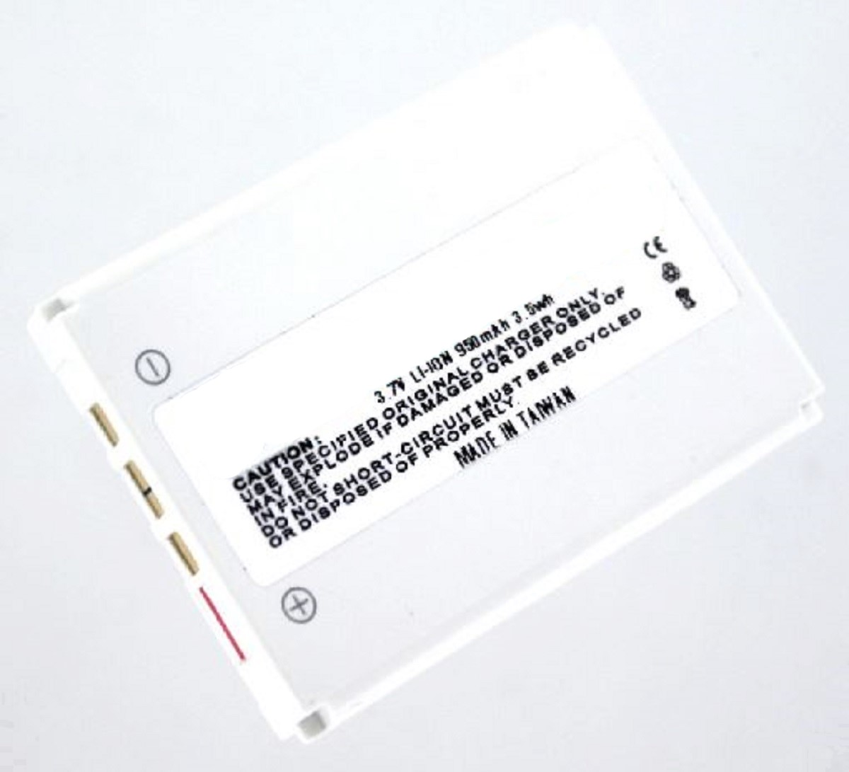 Weißer rechteckiger Akku mit Textetiketten. Etiketten: 3,7 V Li-Ion 950 mAh 3,5 Wh, Vorsicht, hergestellt in Taiwan.
