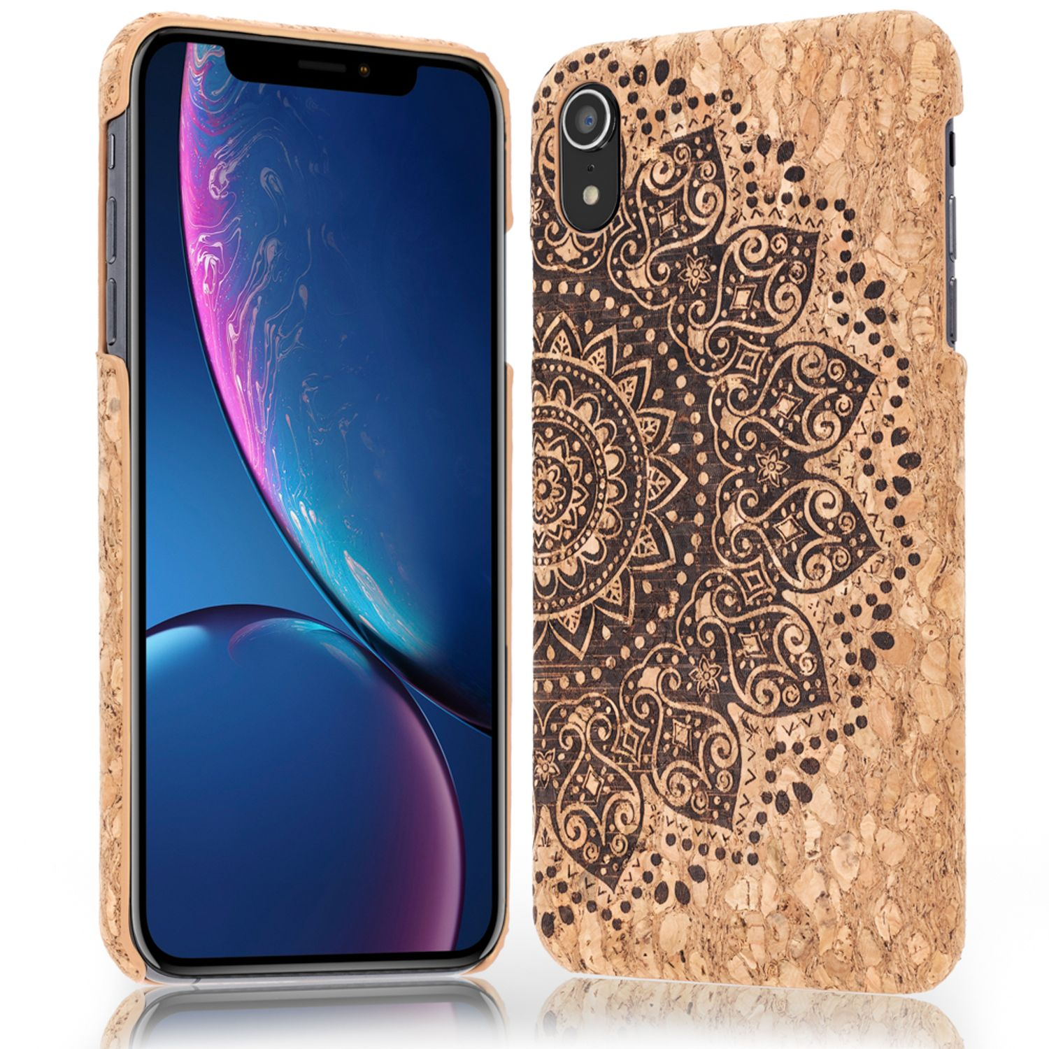 Smartphone mit Hülle im Kork-Stil. Die Rückseite hat ein Mandala-Design. Weißer Hintergrund.