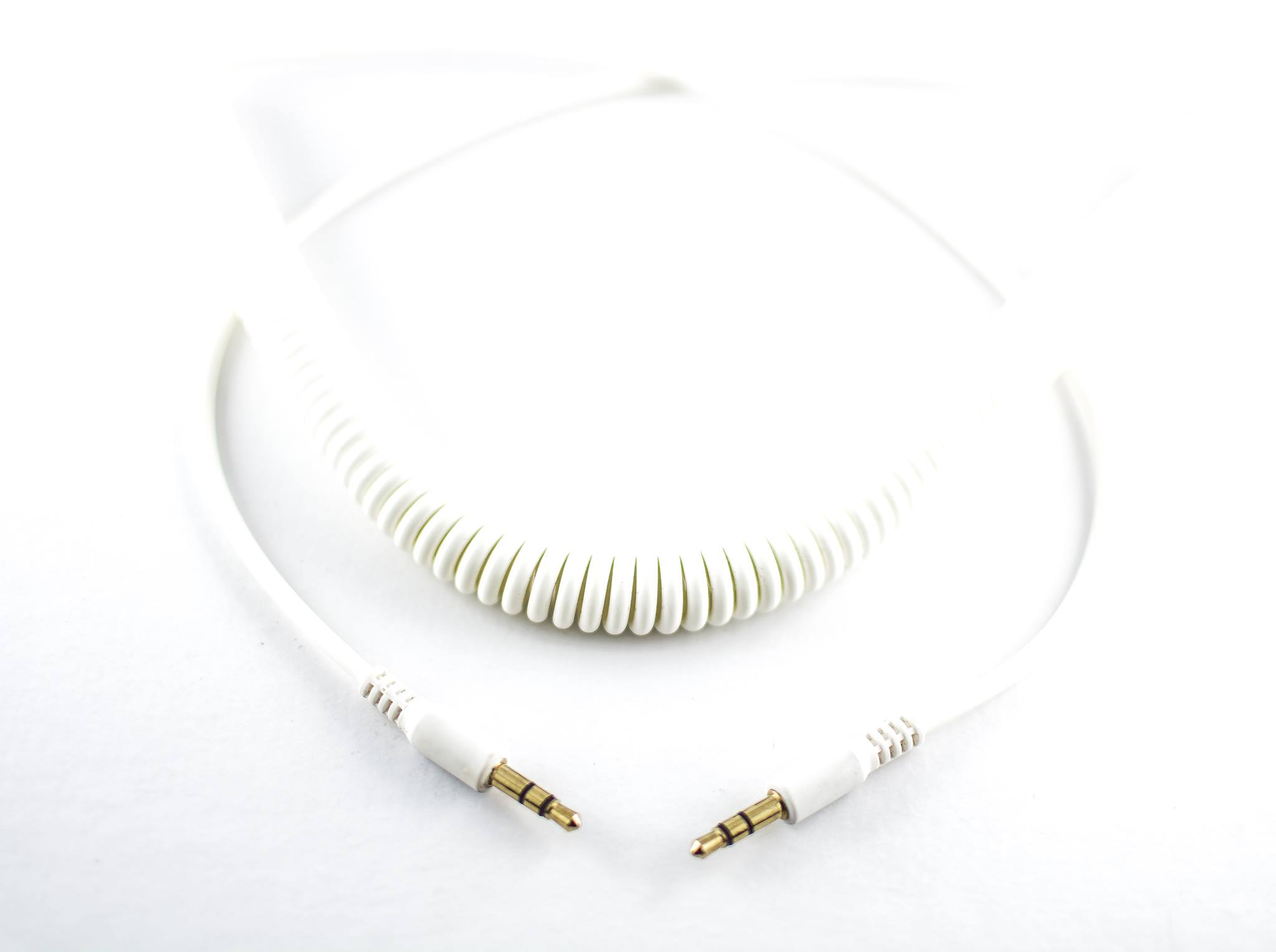 Ein weißes, gewendeltes Audiokabel mit goldfarbenen Steckern an jedem Ende.