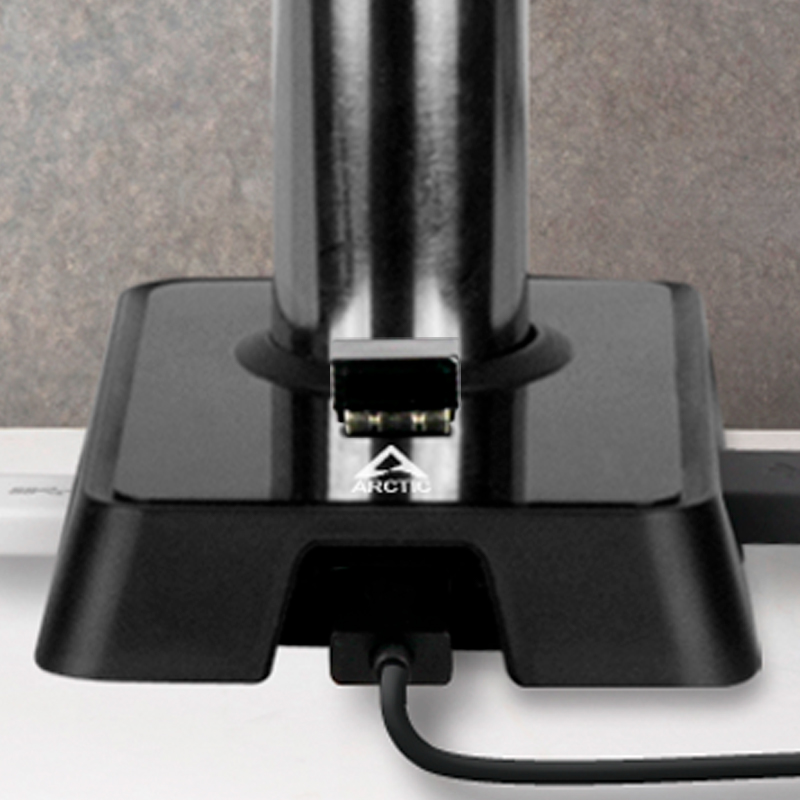 Nahaufnahme einer schwarzen Ladestation mit USB-Anschluss und Arctic-Logo auf weißem Untergrund.