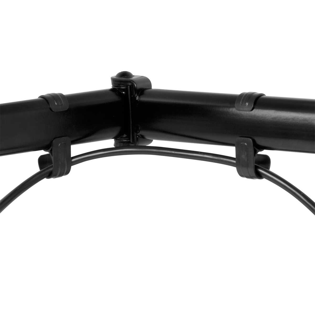 Schwarzes Kabelmanagementsystem mit schwarzen Kabeln und Clips.