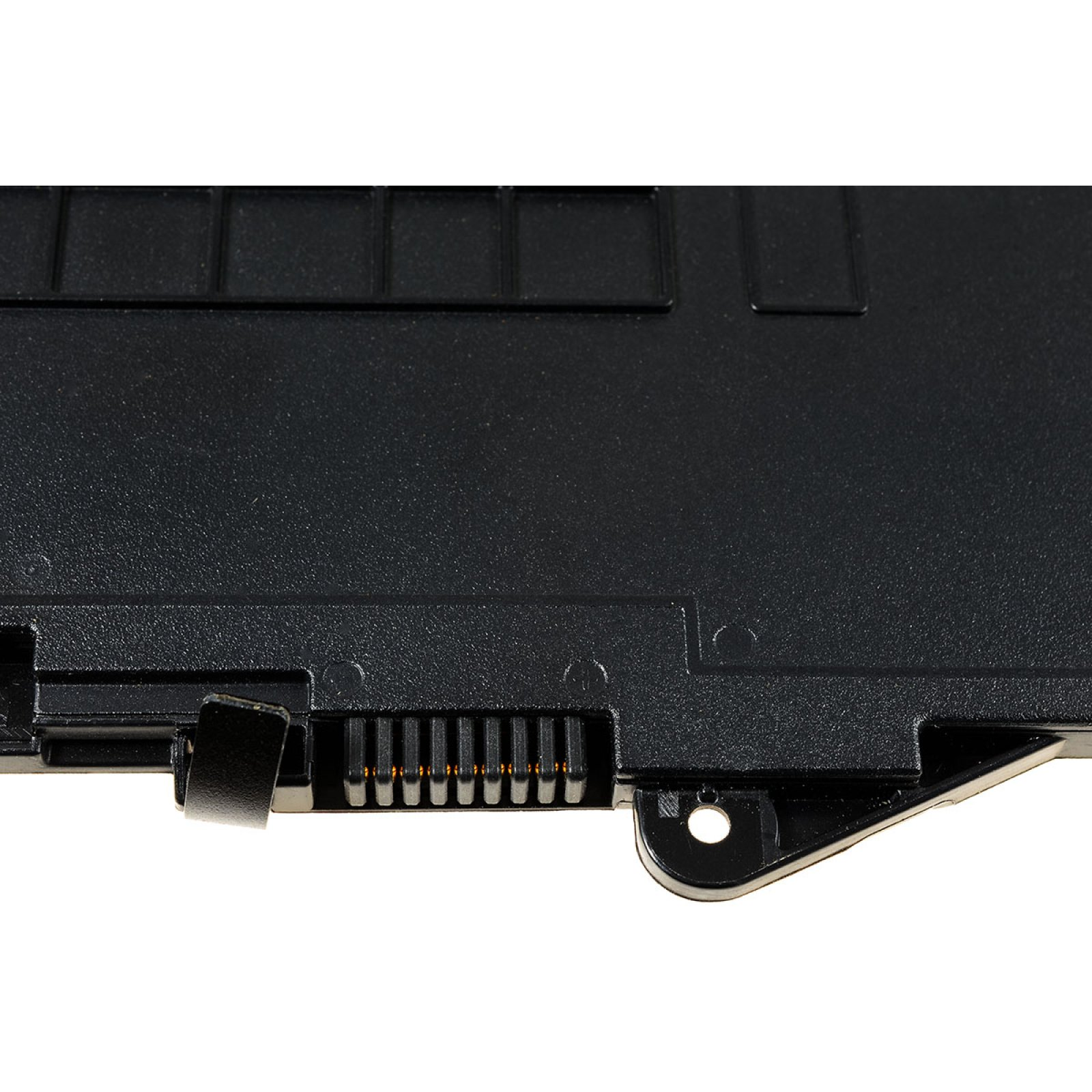 Primer plano de batería negra de portátil. Muestra los pines del conector y la carcasa de plástico.