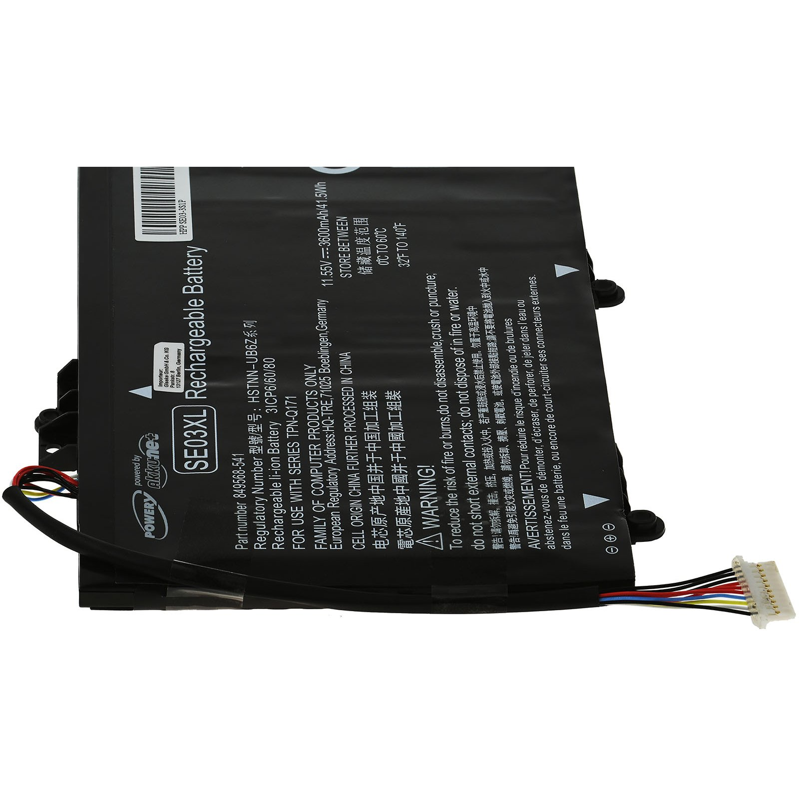 Batería rectangular negra y blanca con texto. Tiene una etiqueta con detalles y un conector blanco.
