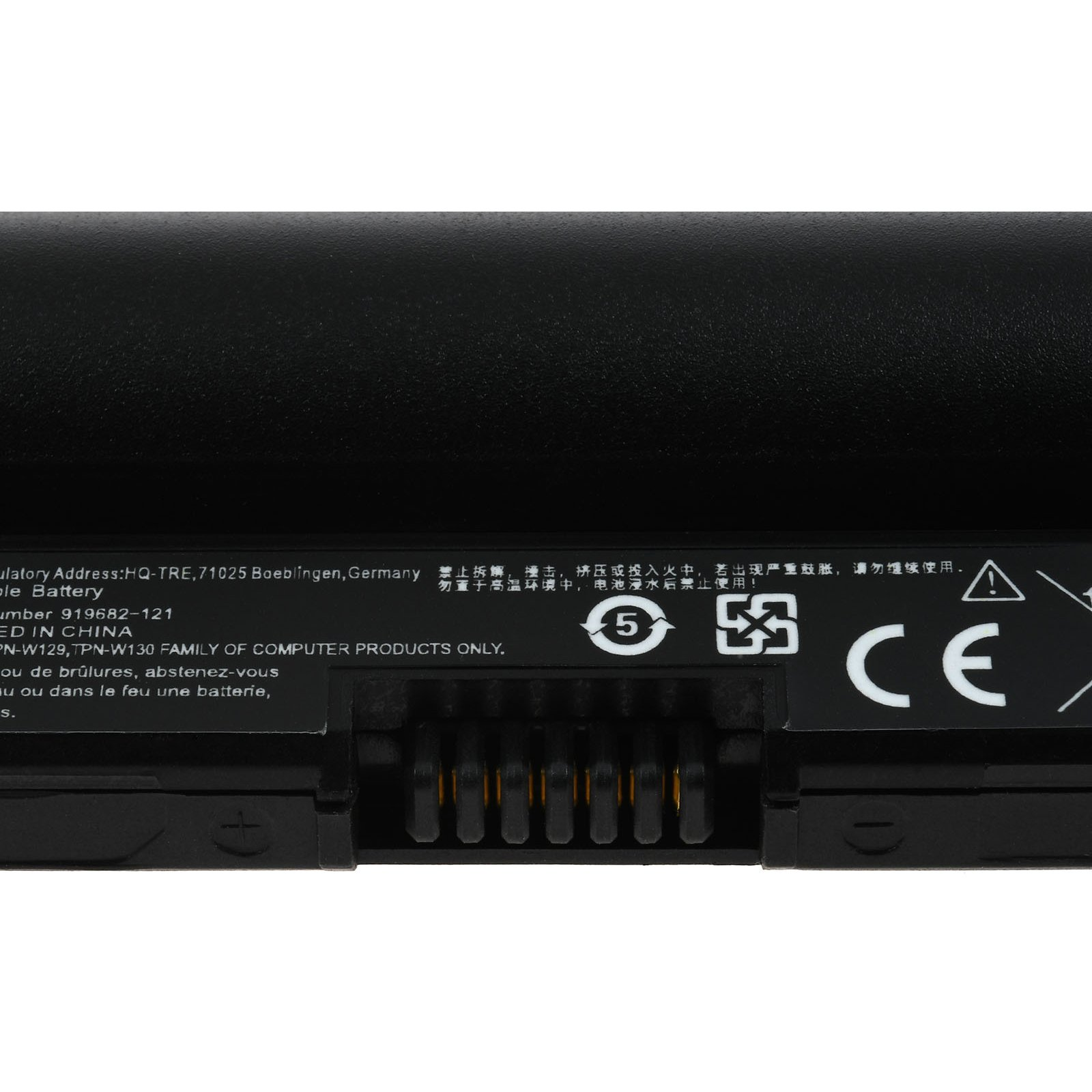 Nahaufnahme eines Laptop-Akkus. Text und Symbole sind auf die Batterie gedruckt.