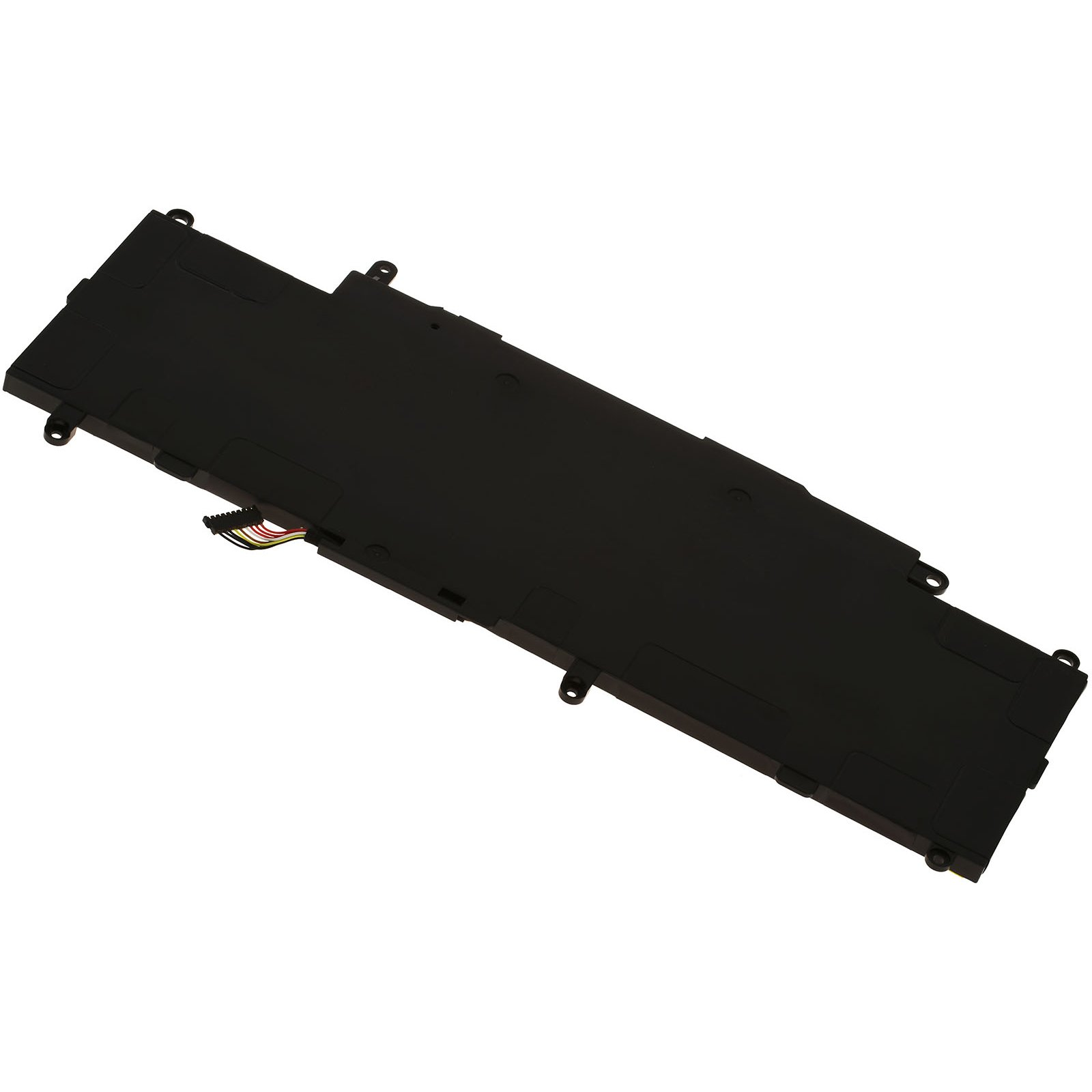 Batería rectangular negra para portátil con conector y cables, sobre superficie blanca.