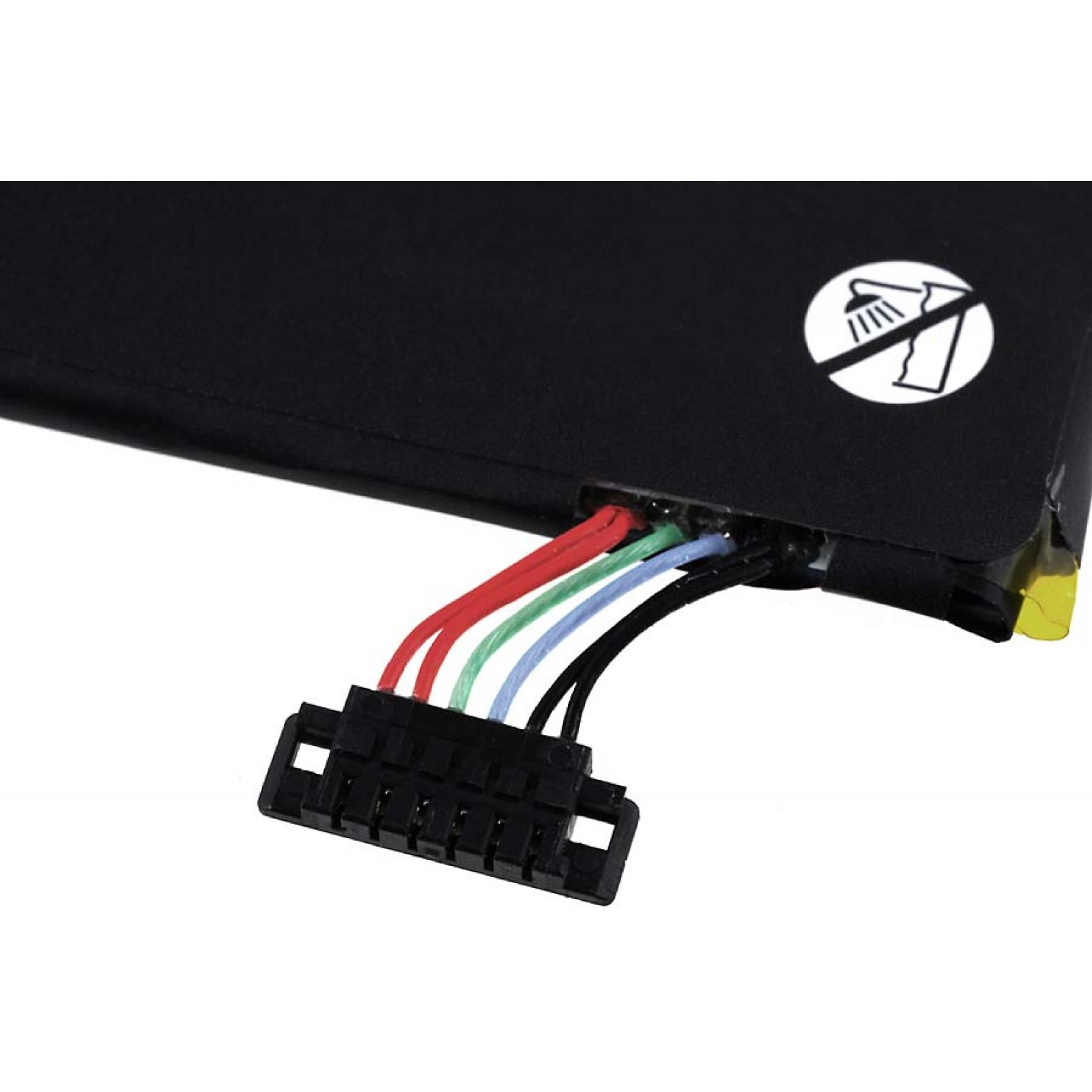 Una batería negra con cables de colores y un conector, sobre un fondo blanco.