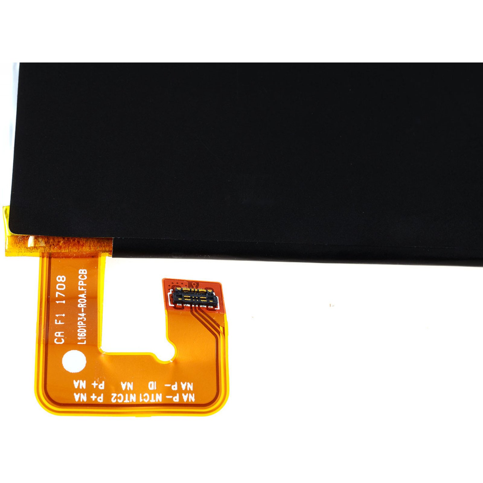 Primer plano de un componente de teléfono con un conector dorado y una pieza rectangular negra.