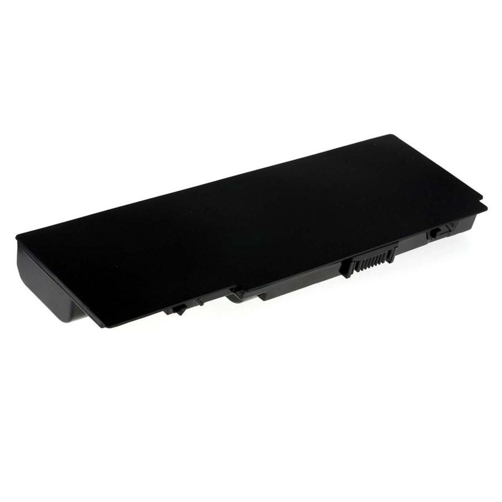 Batería negra de portátil sobre fondo blanco. Es rectangular y plana, con un conector.
