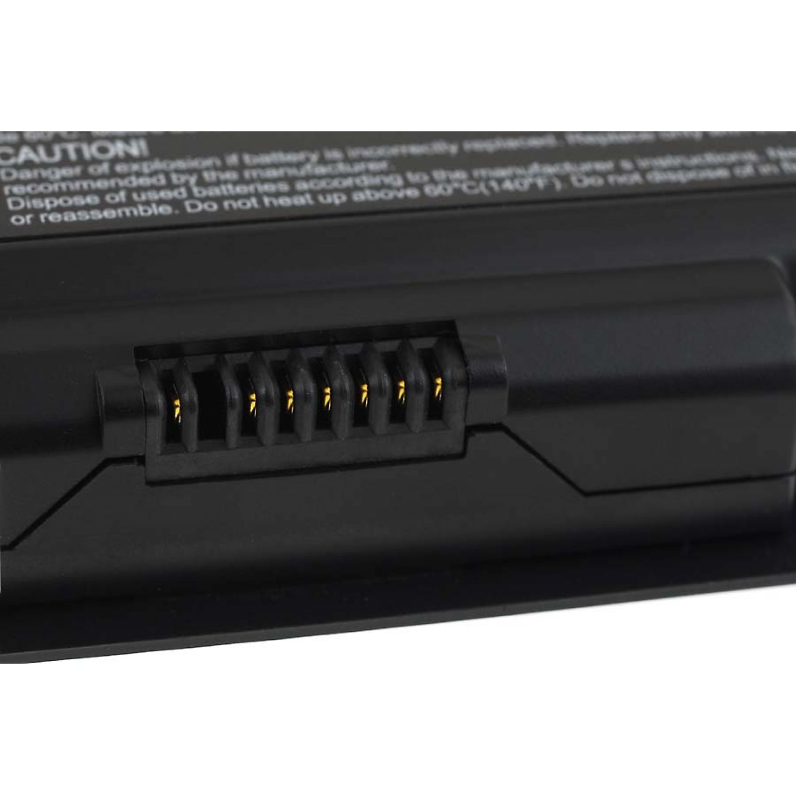 Primer plano de un conector de batería negro con pines dorados, sobre un fondo blanco.