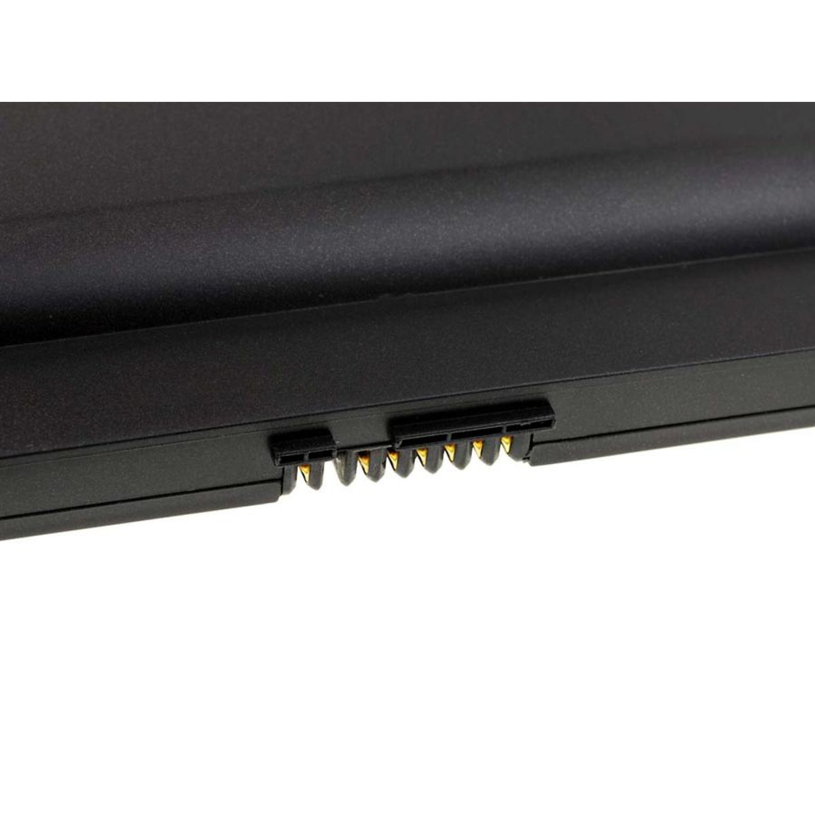 Conector de batería de portátil negro con contactos dorados. El conector está en el borde de la batería.