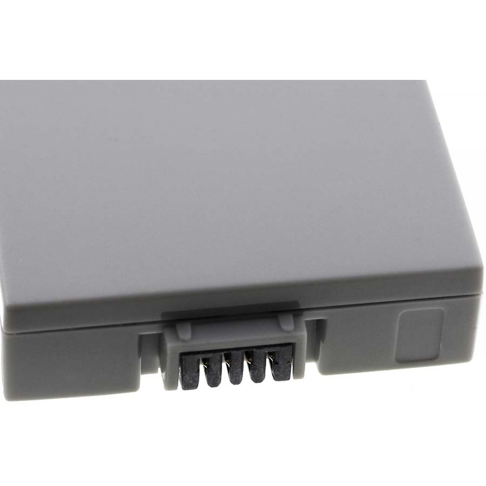 Una batería gris con conector lateral. La batería es rectangular.