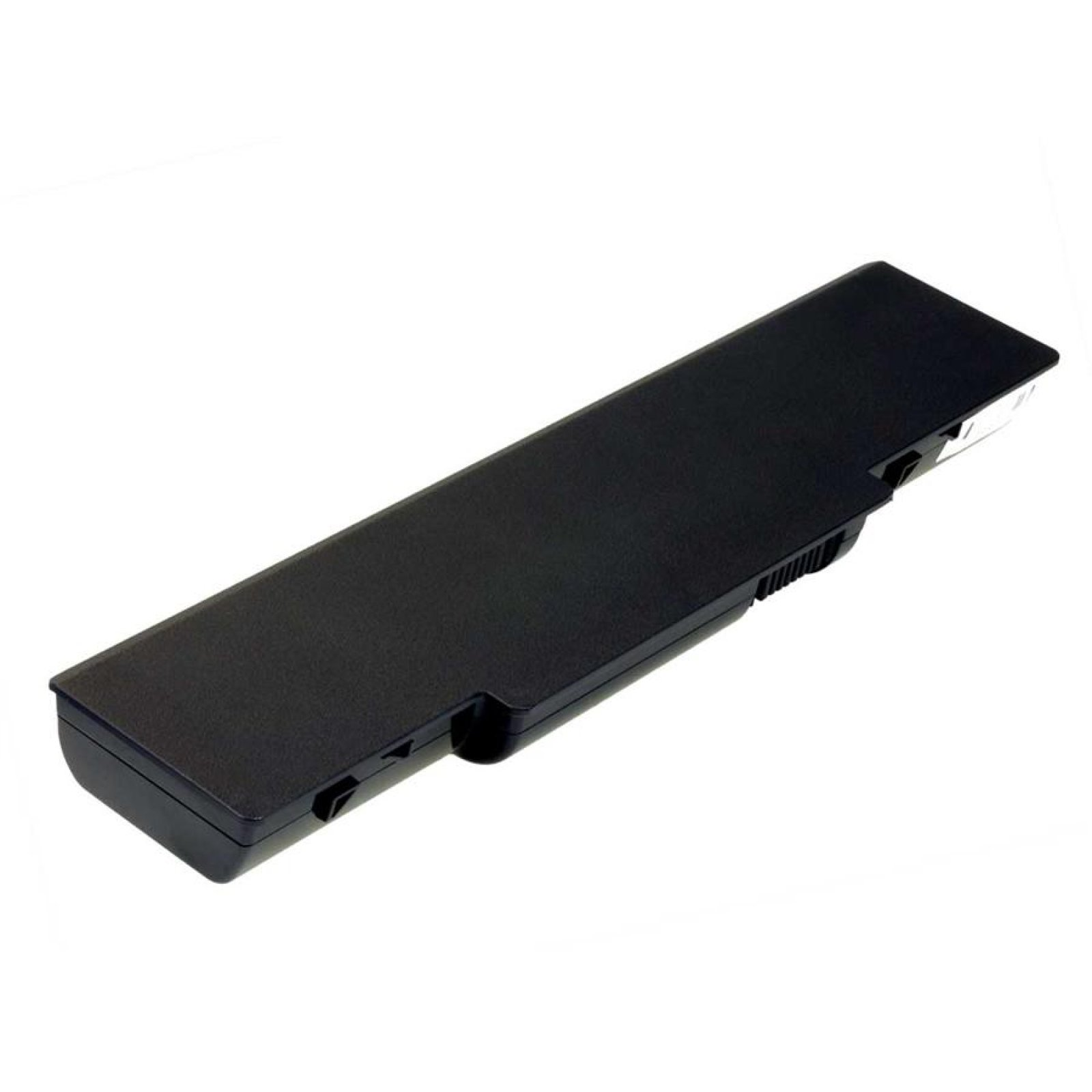 Batería negra de portátil sobre fondo blanco. La batería es de forma rectangular.