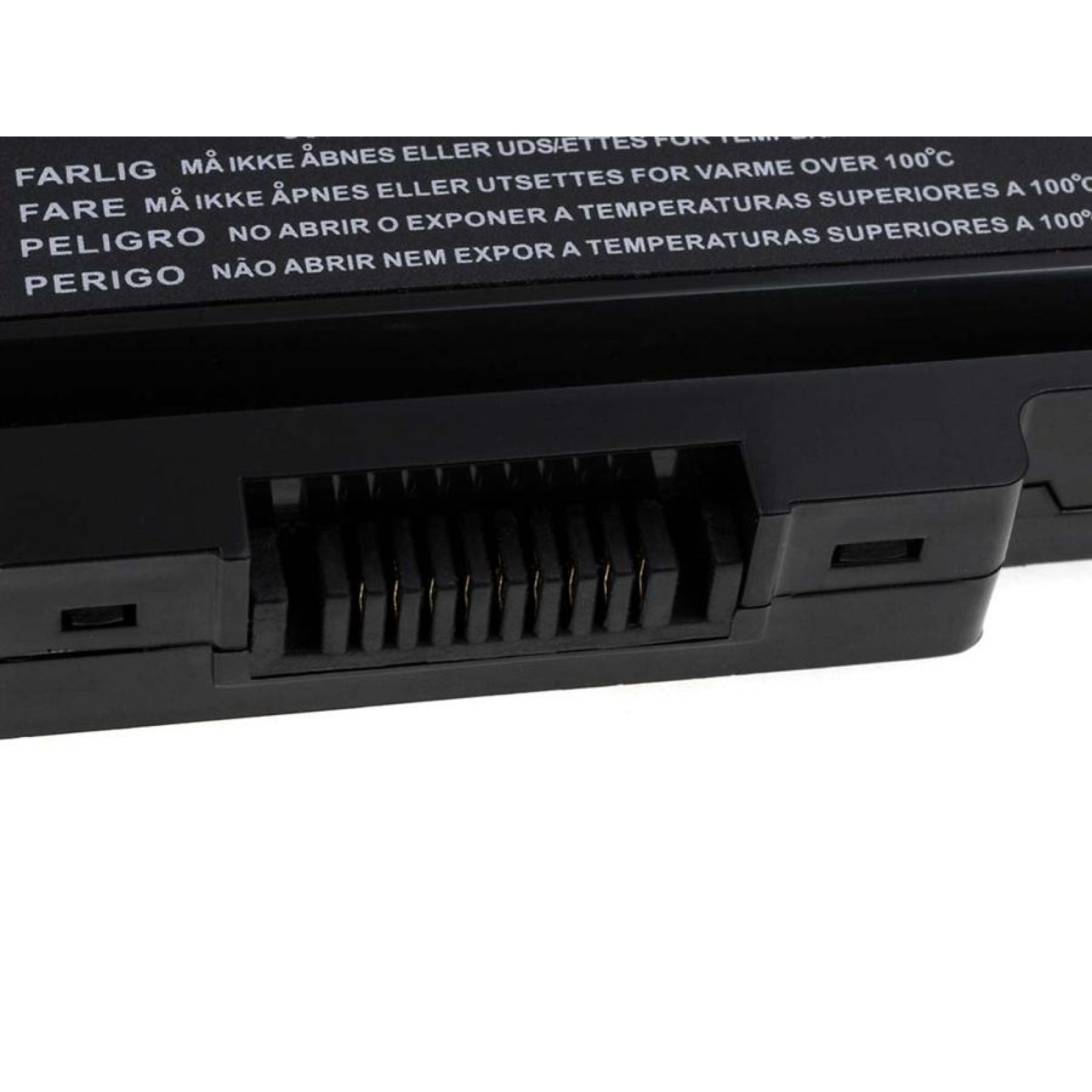 Primer plano del conector de una batería negra de portátil. Texto de advertencia visible.