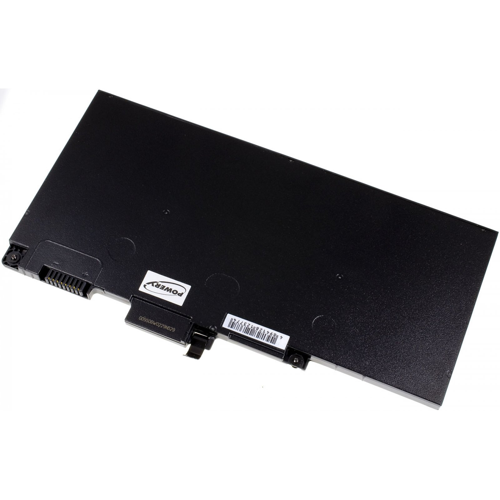 Batería rectangular negra con una pegatina blanca. La batería está sobre un fondo blanco, con un ligero ángulo.