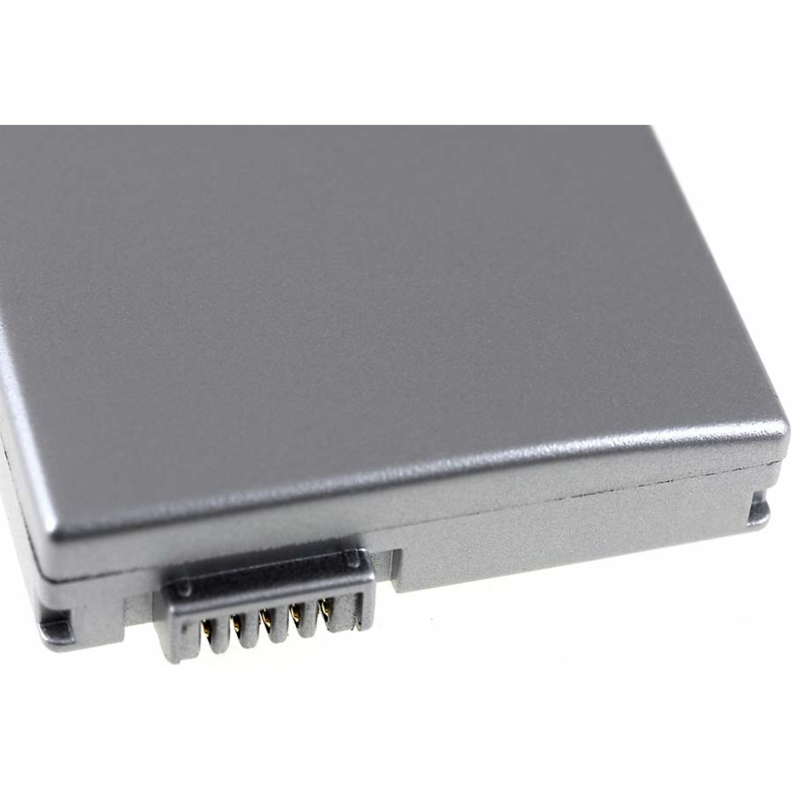 Primer plano de una batería plateada con un conector. El conector tiene múltiples pines.