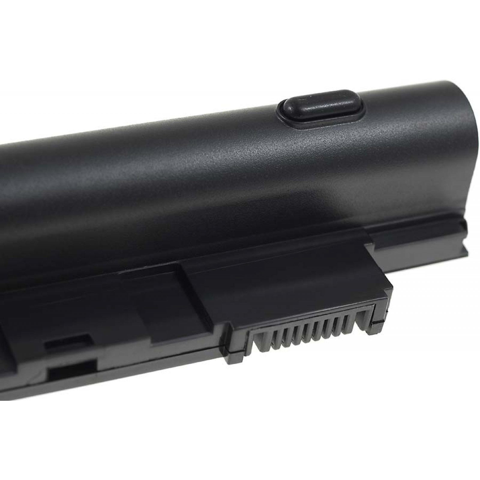 Primer plano de un conector de batería negro con borde redondeado. El conector está sobre un fondo blanco.