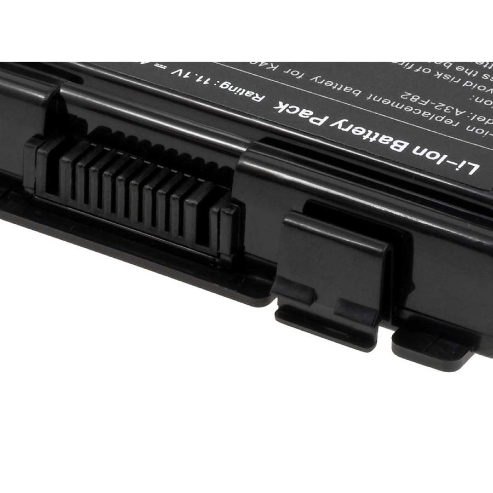 Primer plano de una batería de portátil negra. El conector y las etiquetas de texto son visibles.