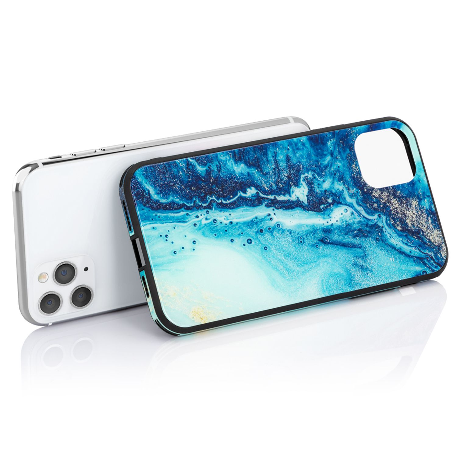 Ein weißes Telefon mit einer Hülle im blauen Marmor-Design. Die Hülle befindet sich auf dem Telefon und das Telefon auf einer weißen Oberfläche.