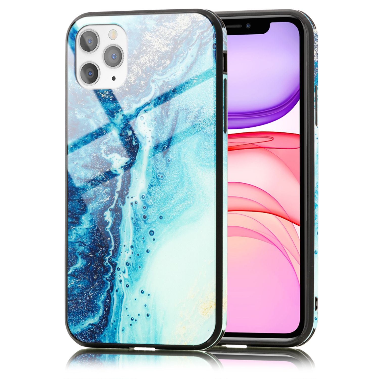 Handyhülle mit blauem und weißem Marmordesign. Die Hülle ist auf einem Telefon, das den Bildschirm zeigt. Weißer Hintergrund.