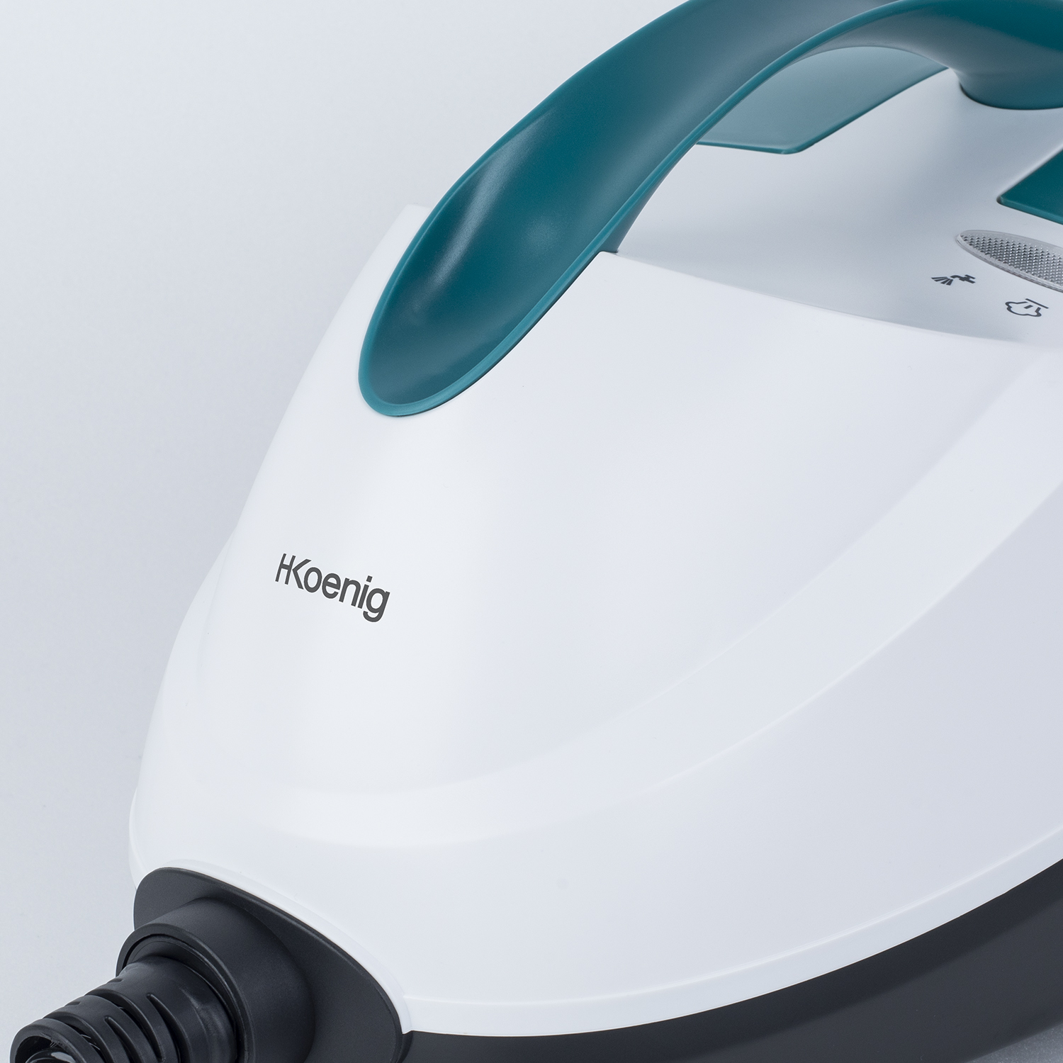 Biała i turkusowa myjka parowa. Marka to H.Koenig. Tło jest białe.