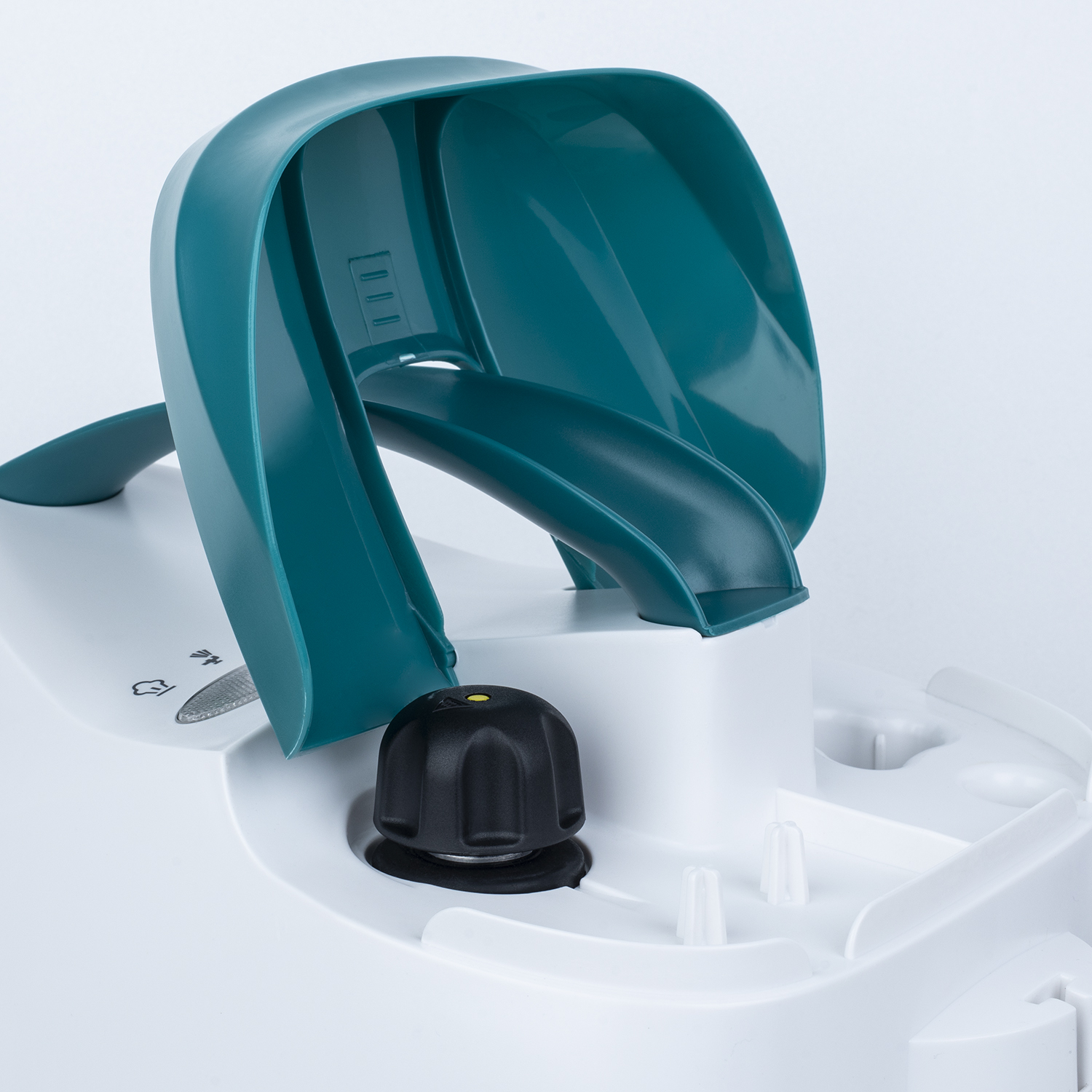 Zbliżenie turkusowego i białego urządzenia z pokrętłem i wylewką.