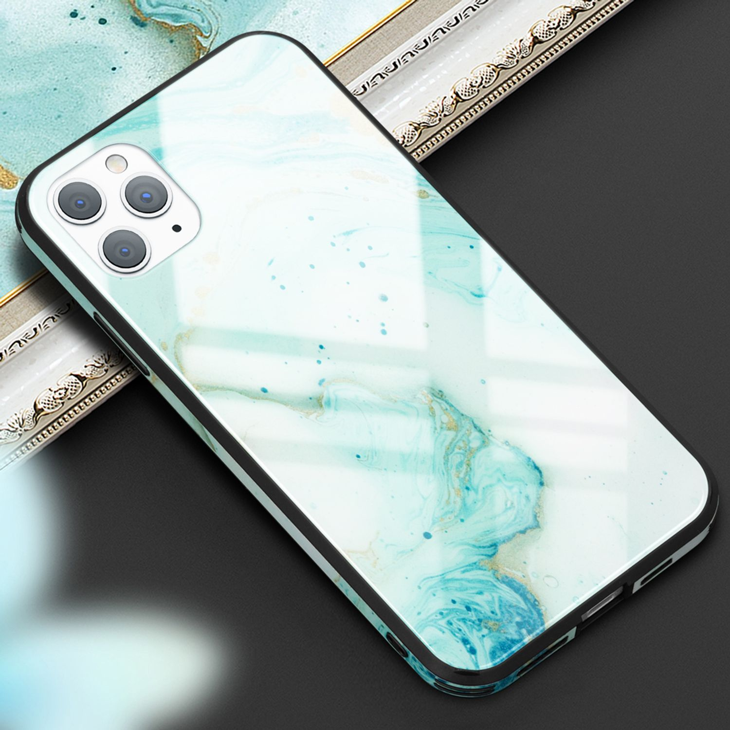 Eine Handyhülle mit Marmordesign. Das Telefon hat mehrere Kameras.
