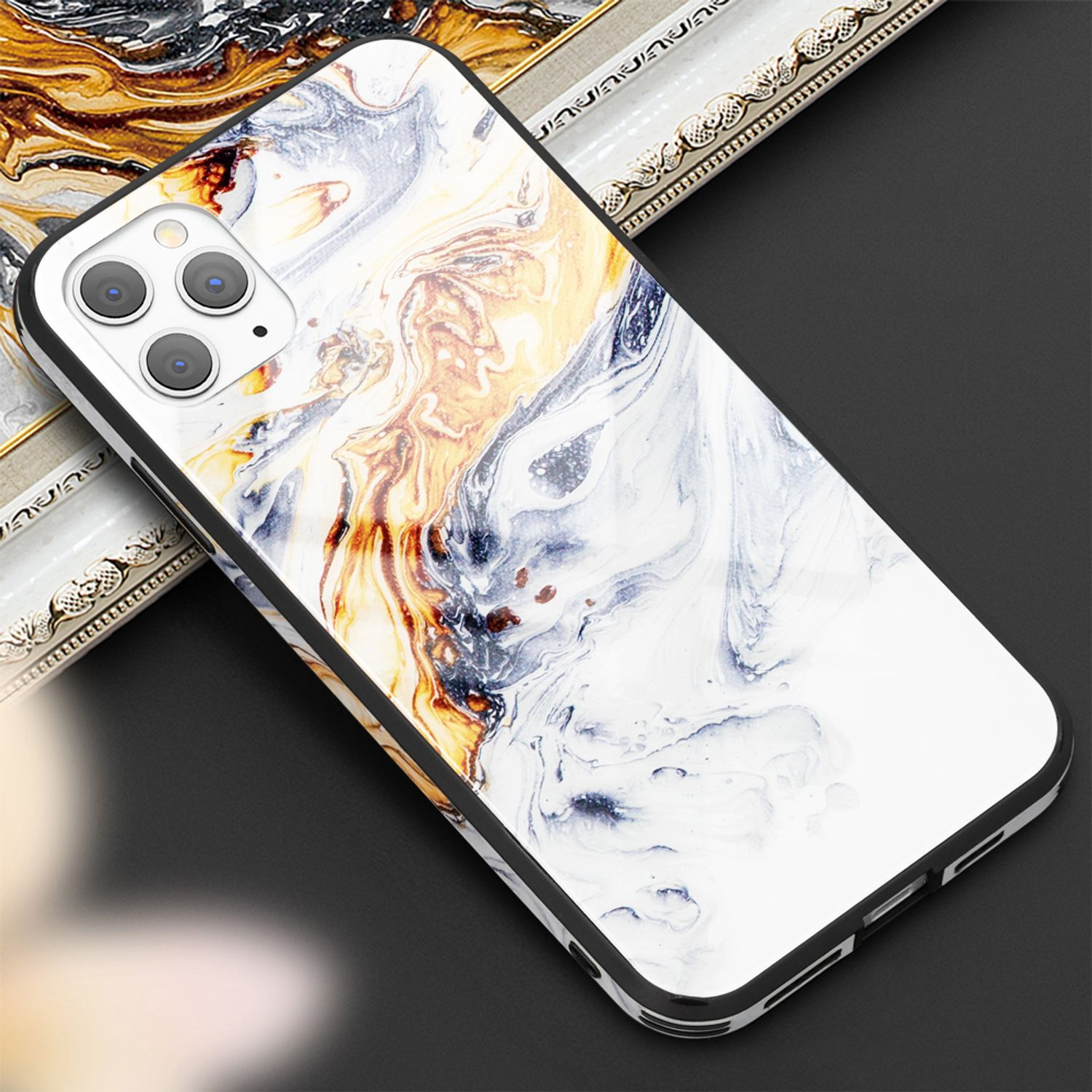 Handyhülle mit Marmordesign in Weiß, Grau und Gold.