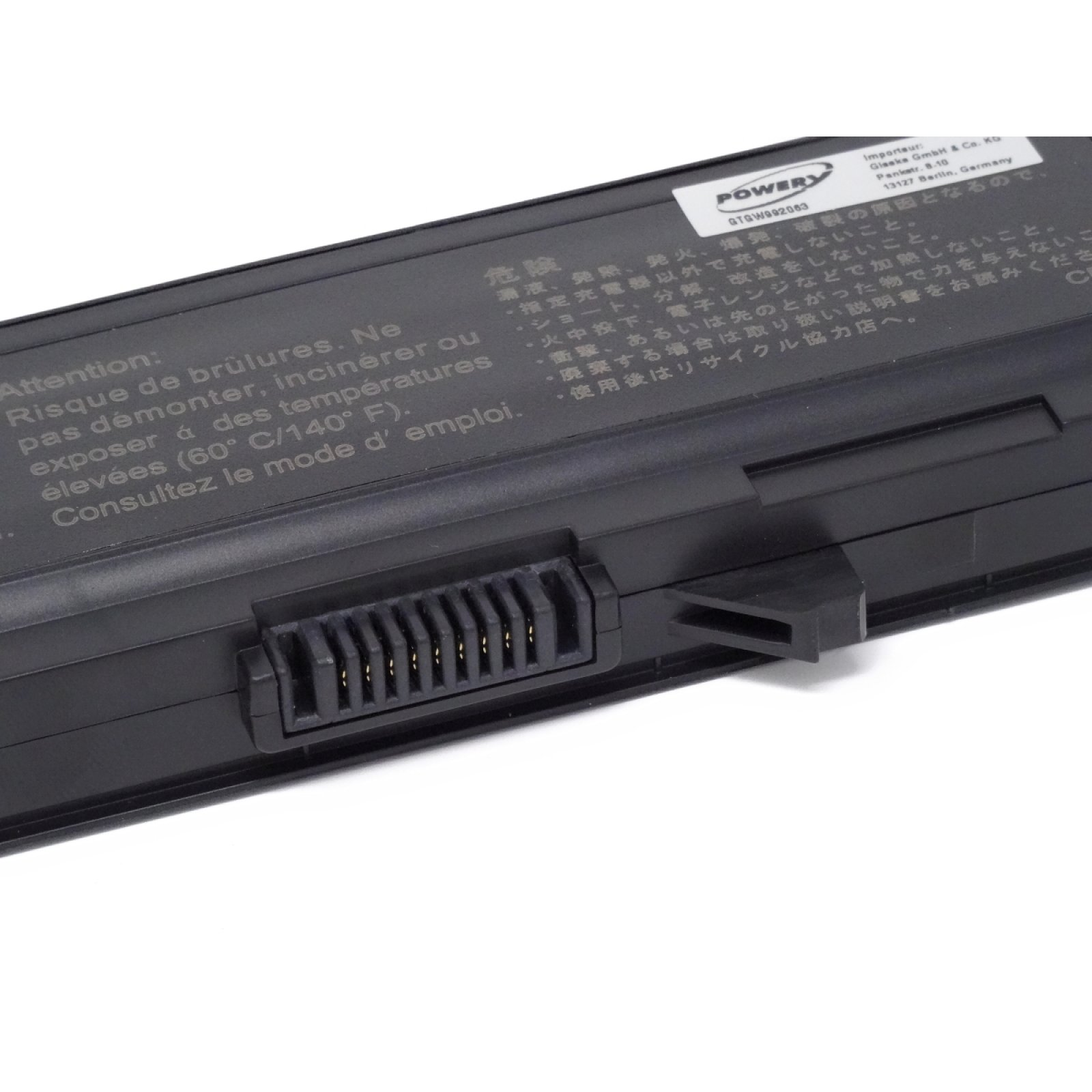 Primer plano de una batería. Se ven texto y detalles del conector. Se muestran etiquetas de advertencia y pines.