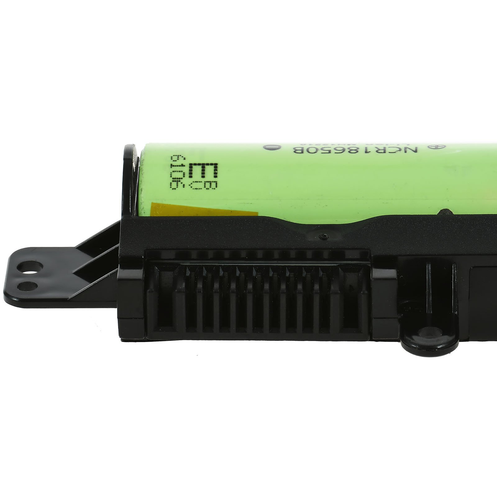 Primer plano de una celda de batería verde dentro de una batería negra con conectores.