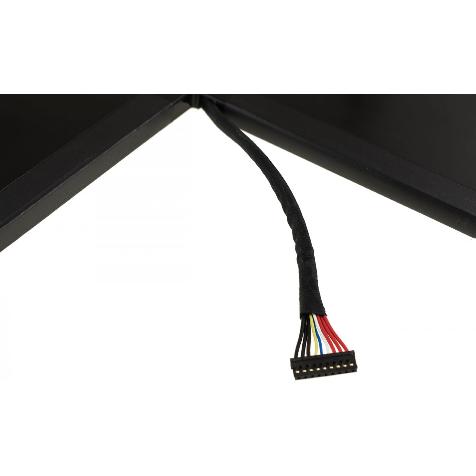 Nahaufnahme eines schwarzen Kabels mit mehreren farbigen Drähten, die an einem kleinen Stecker befestigt sind.