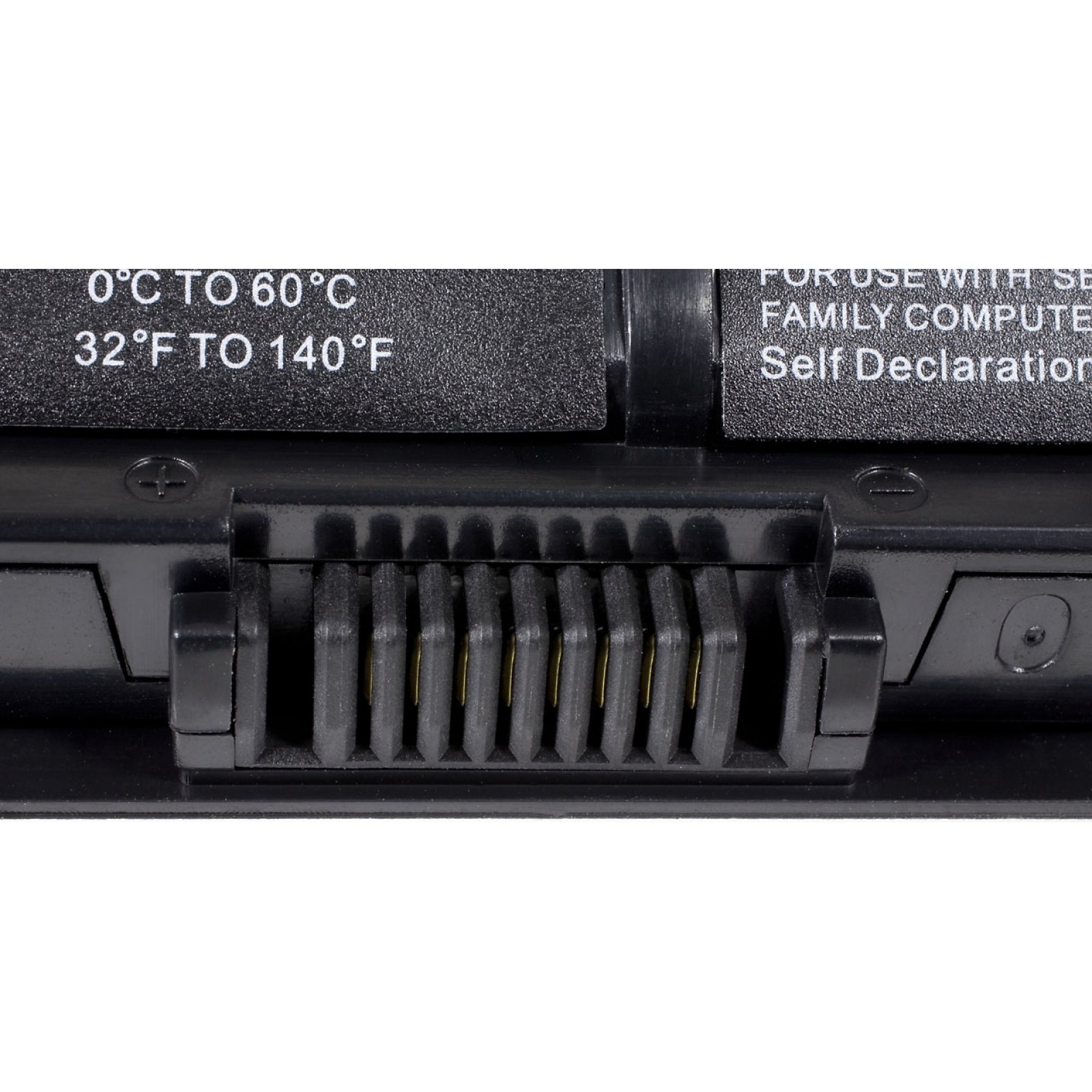 Primer plano de una batería negra de portátil con etiquetas de texto y conector.