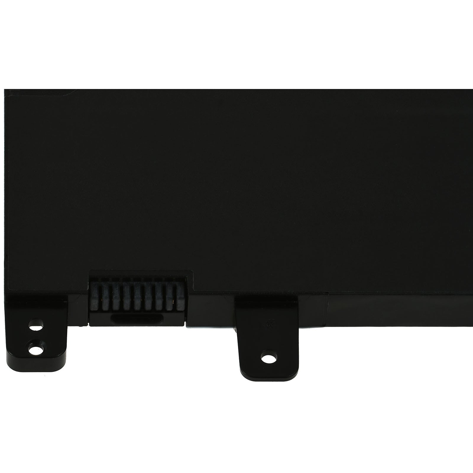 Dispositivo rectangular negro con un conector y orificios de montaje. Tiene un fondo oscuro.