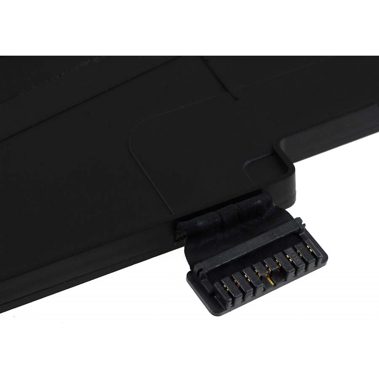Primer plano de un conector de batería. El conector es negro con pines dorados.