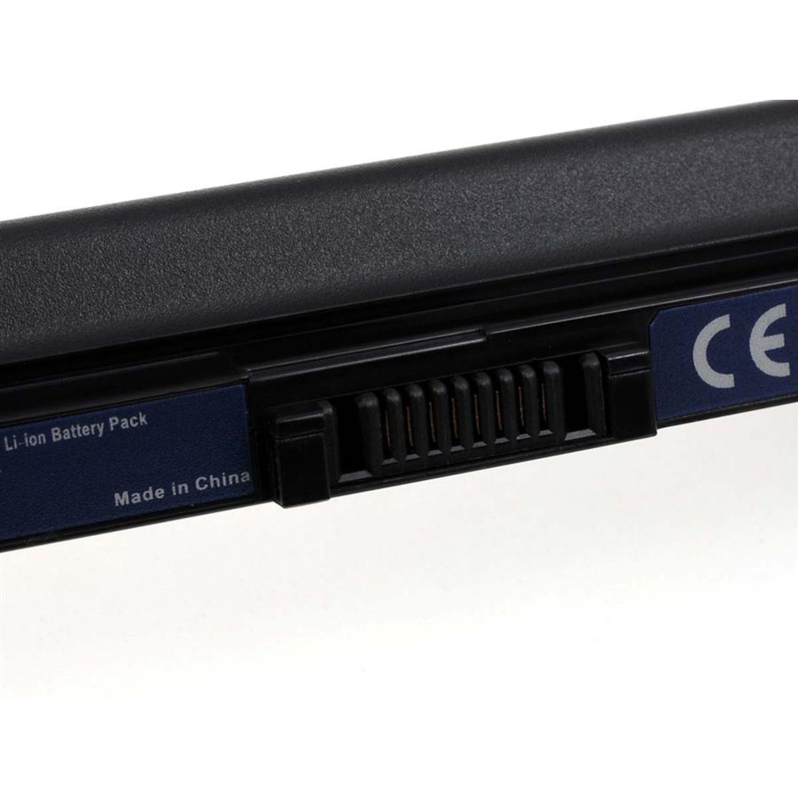 Batería de portátil con conector y etiqueta. Texto Hecho en China.