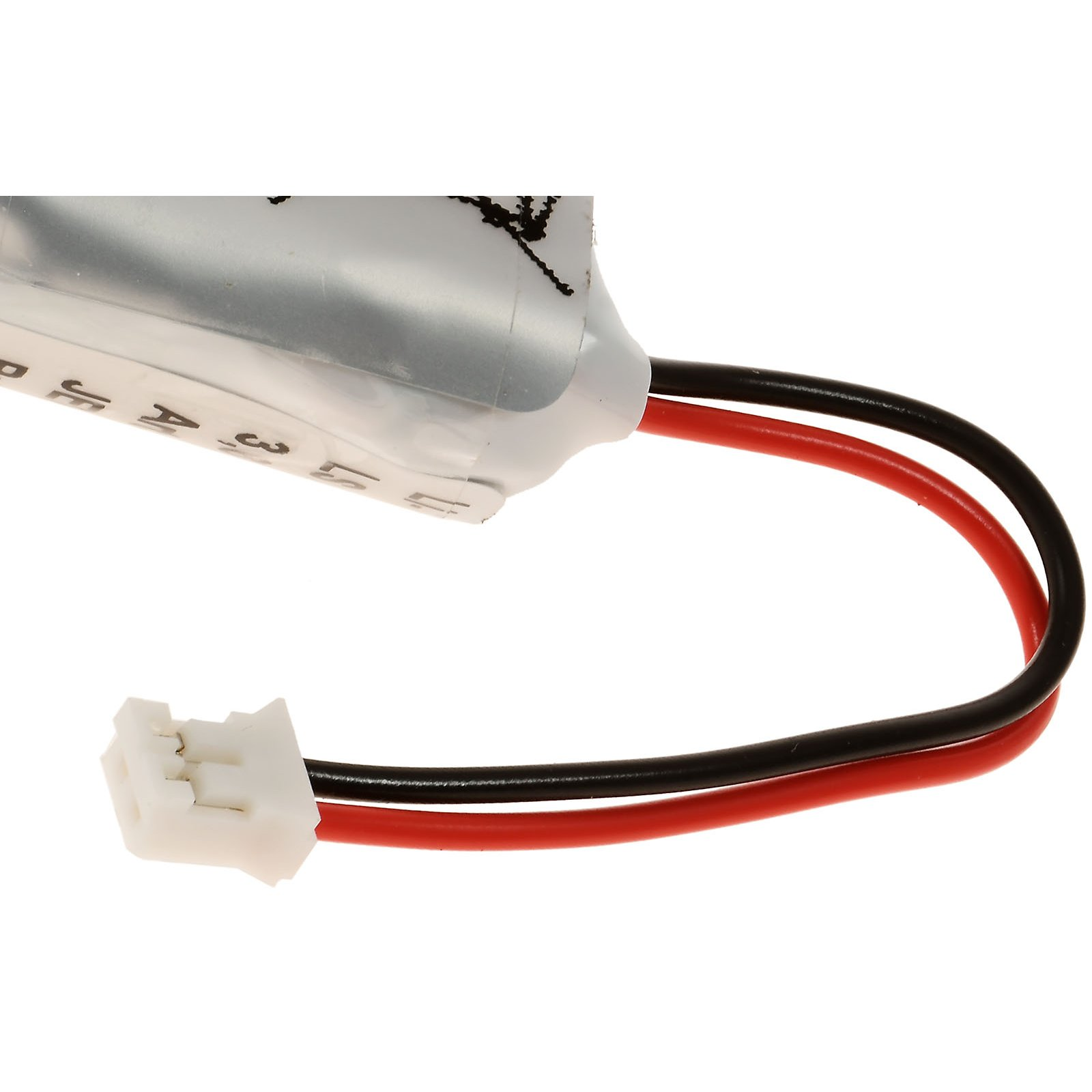 Una pequeña batería con cables negros y rojos conectados a un conector blanco.