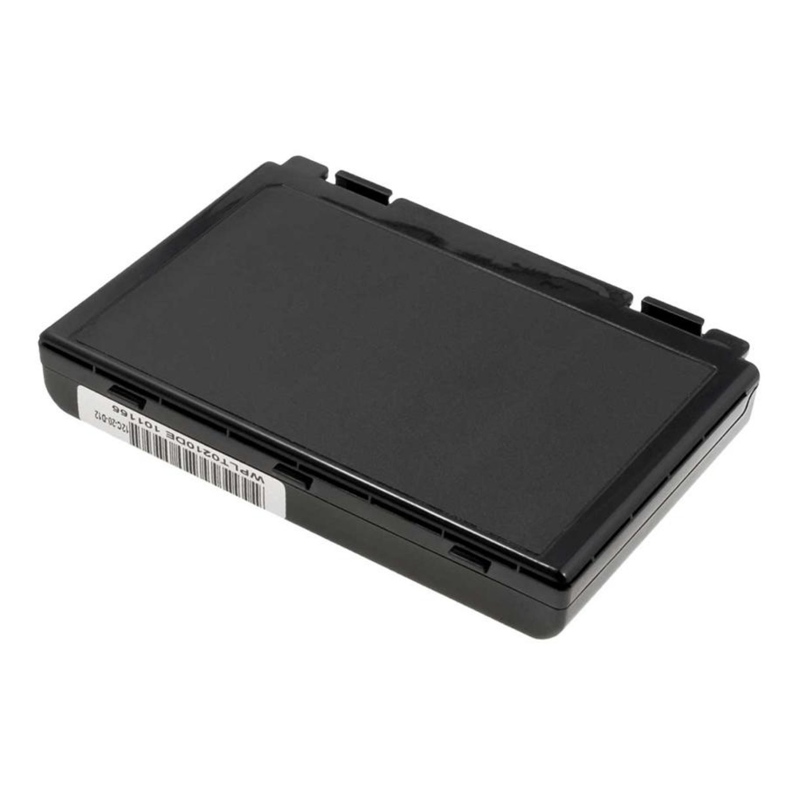 Batería rectangular negra. Muestra una etiqueta con texto y fondo blanco.
