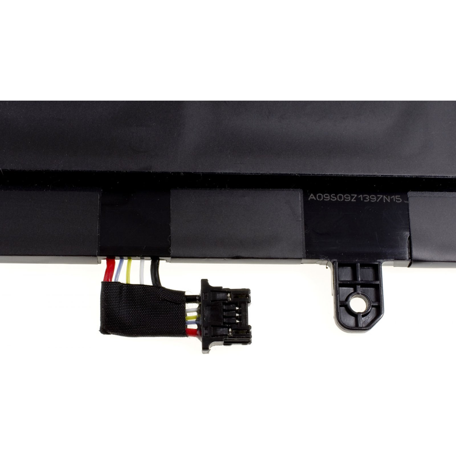 Batería de portátil con cables y conector. Negro y rectangular.