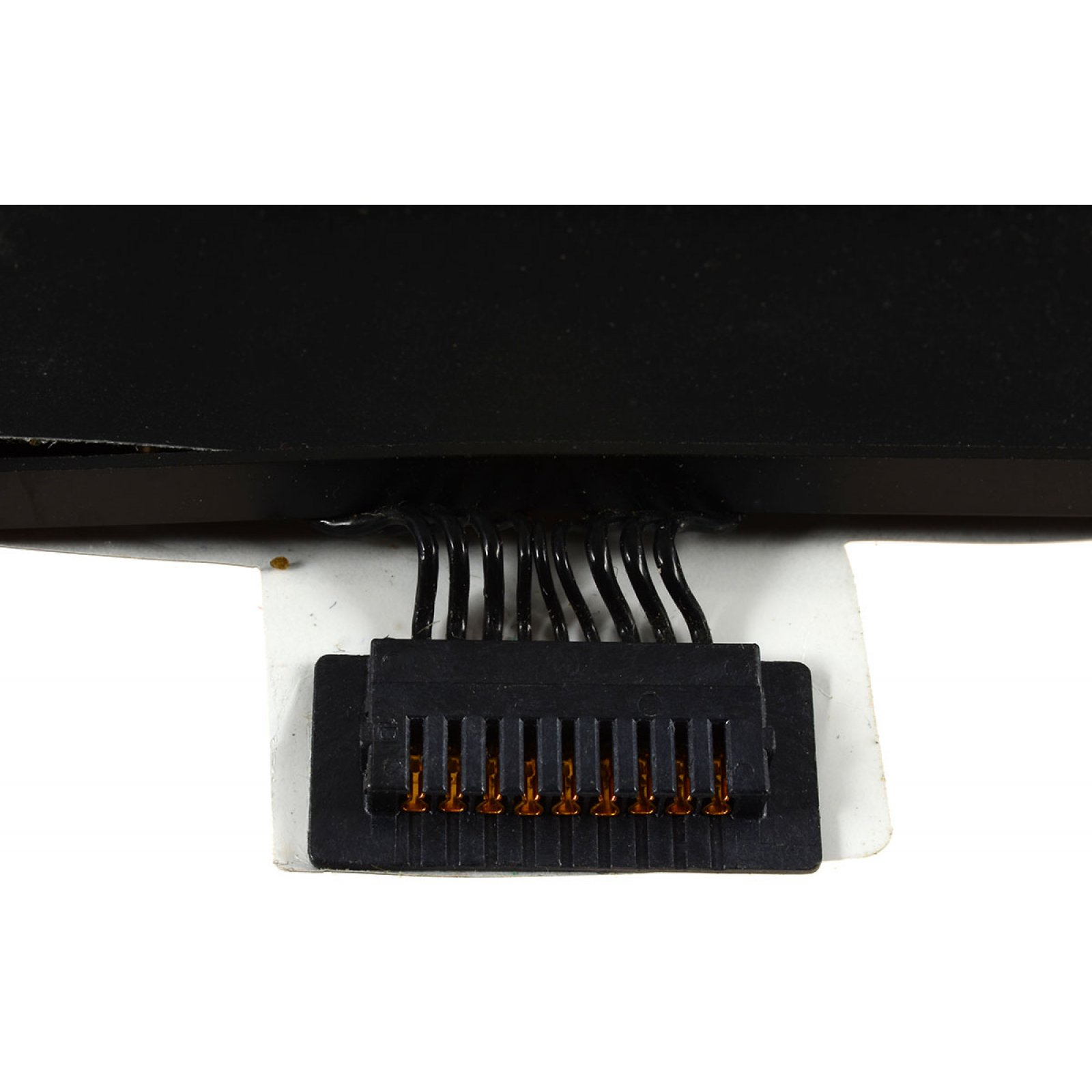 Nahaufnahme eines Batteriesteckers mit goldfarbenen Kontakten. Das schwarze Kunststoffgehäuse umgibt die Kontakte.