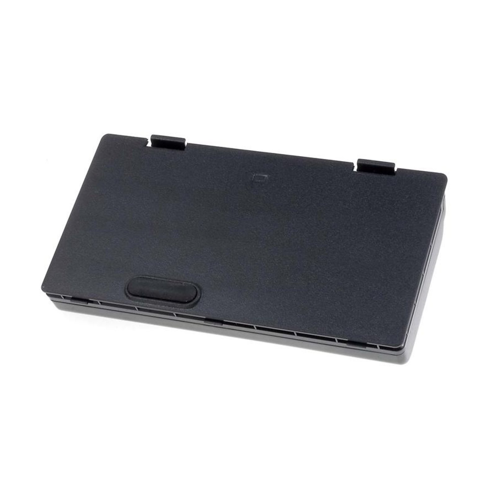 Tapa de batería negra. Forma rectangular con un pequeño botón empotrado. Aislado sobre blanco.