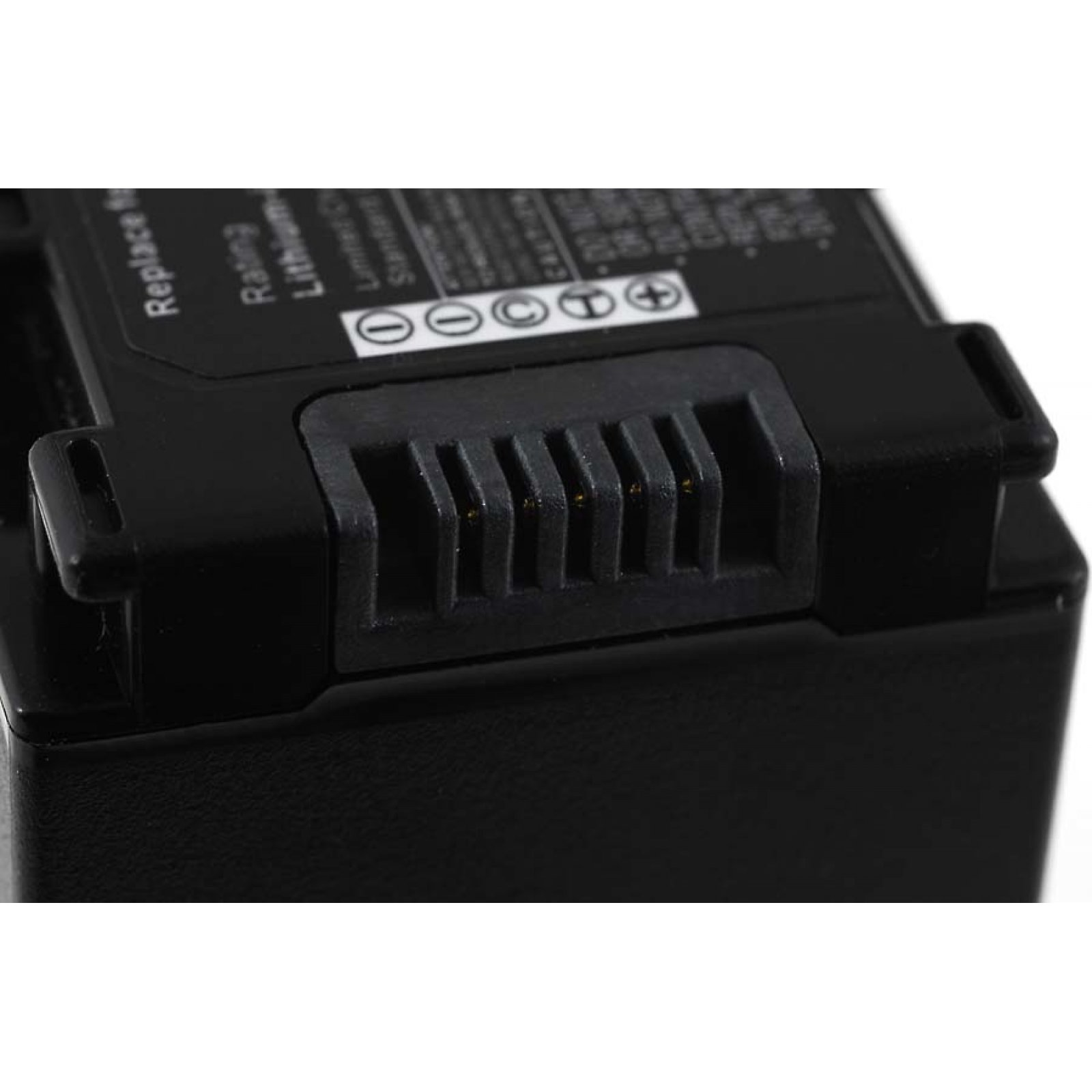Batería negra con conector. Vista superior, primer plano. Fondo blanco.