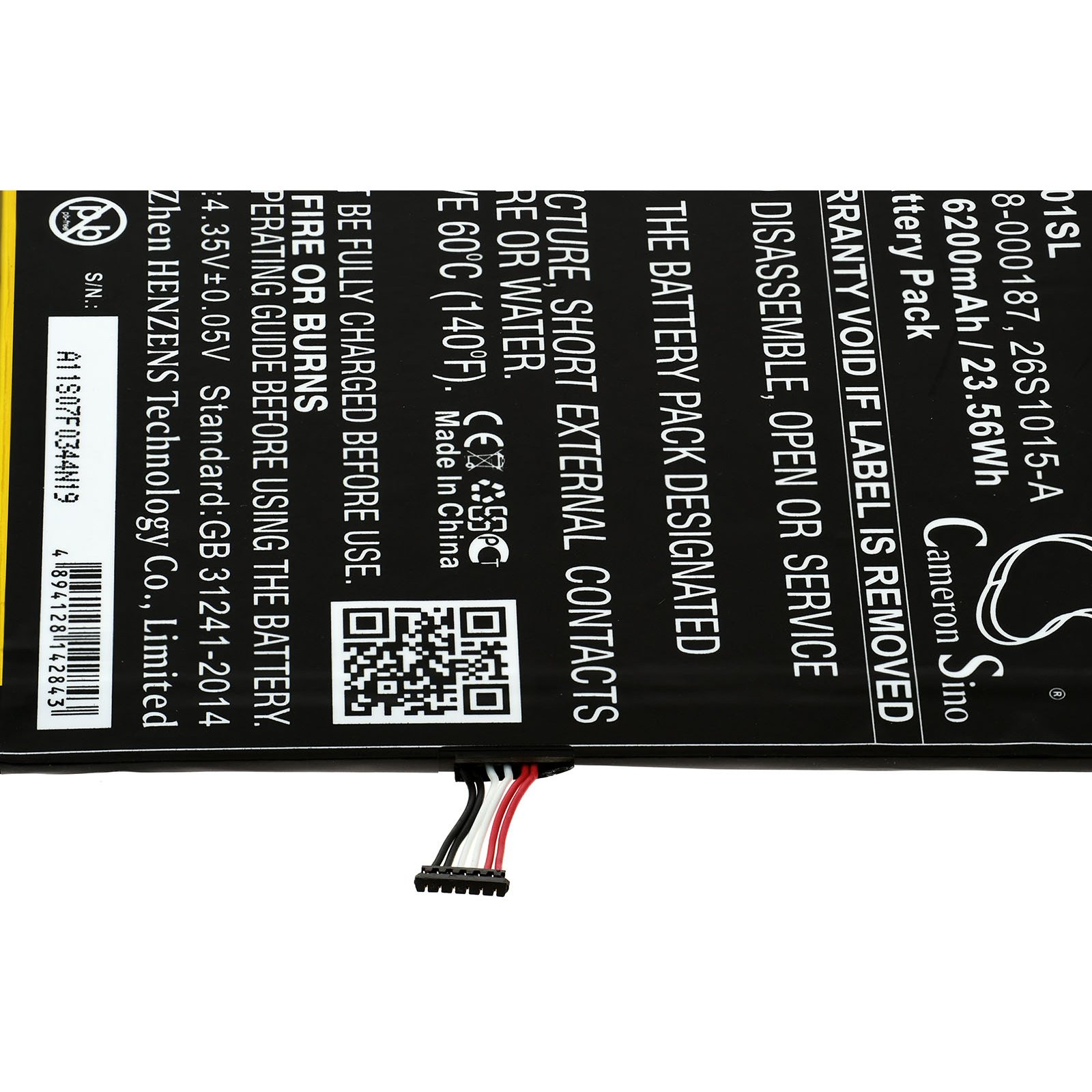 Batería negra con texto, cables y código QR. El fondo es blanco.