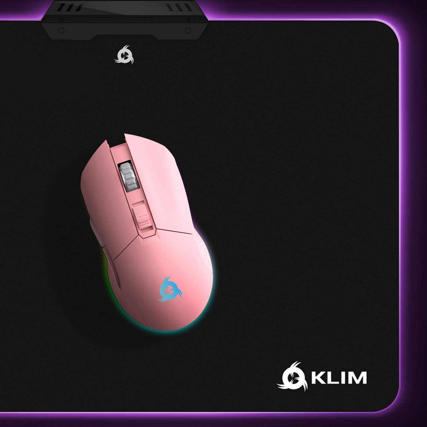 Rosa Gaming-Maus auf schwarzem Mousepad. Mousepad hat ein Logo. Die Maus hat ein Logo und RGB-Beleuchtung.