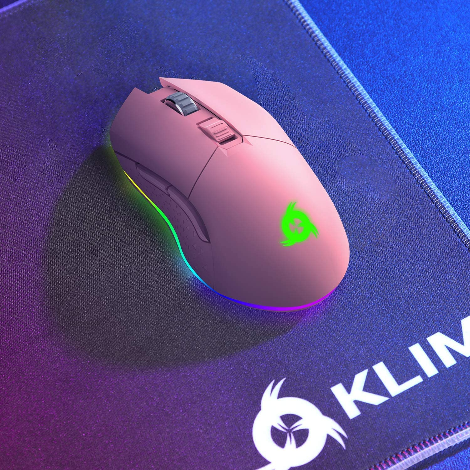 Eine rosa Gaming-Maus auf einem Mauspad. Die Maus hat Seitentasten und ein RGB-Licht.