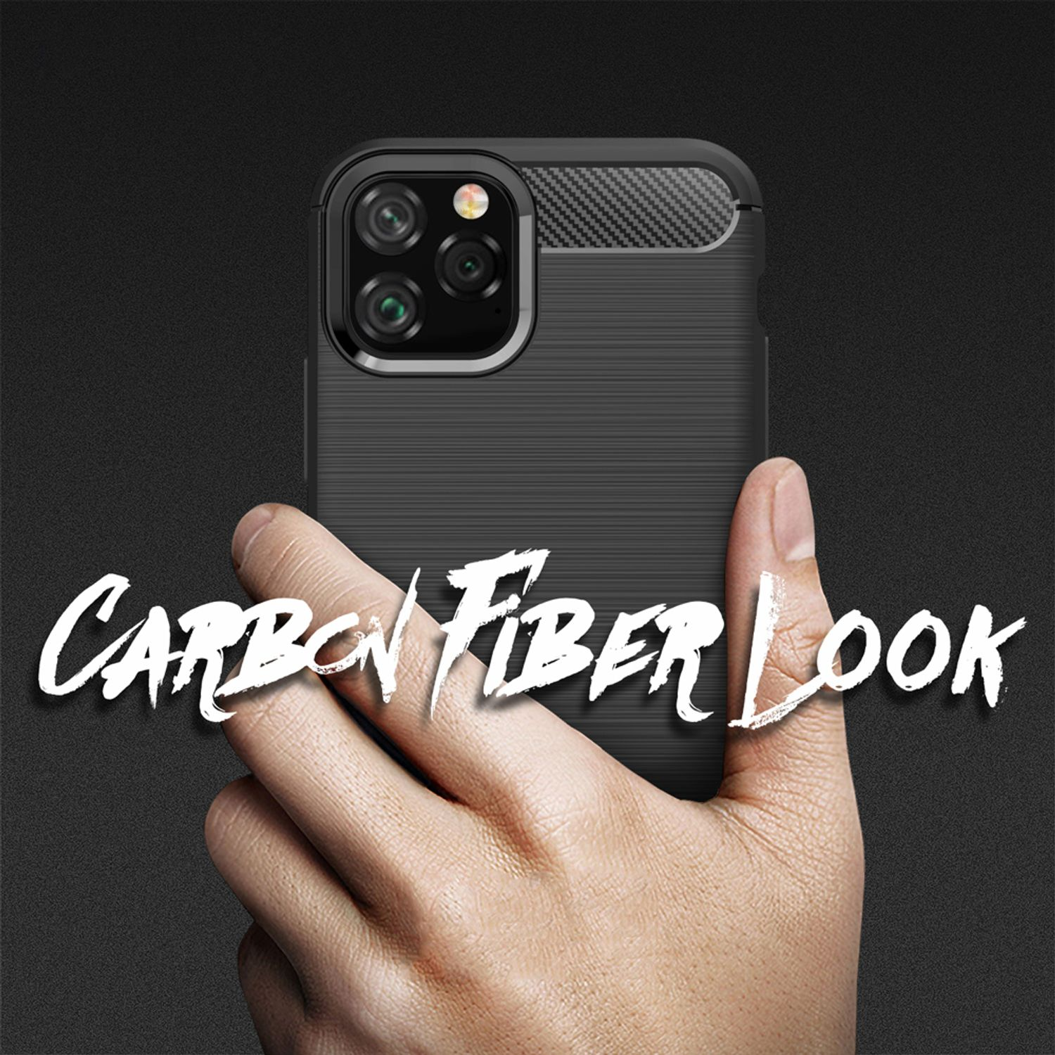 Funda negra para teléfono con aspecto de fibra de carbono. Mano sosteniendo el teléfono. Fondo oscuro.